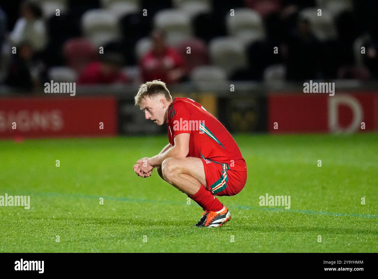 Eli King aus Wales fiel beim letzten Pfiff nach dem Qualifikationsspiel der Gruppe I zur UEFA-Euro-U21-Meisterschaft in Rodney Parade in Newport aus. Bilddatum: Freitag, 11. Oktober 2024. Stockfoto