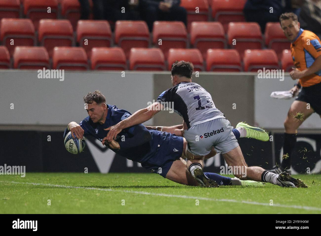 Tom Roebuck von Sale Sharks versucht es während des Gallagher Premiership Matches Sale Sharks vs Newcastle Falcons im Salford Community Stadium, Eccles, Vereinigtes Königreich, 11. Oktober 2024 (Foto: Alfie Cosgrove/News Images) Stockfoto