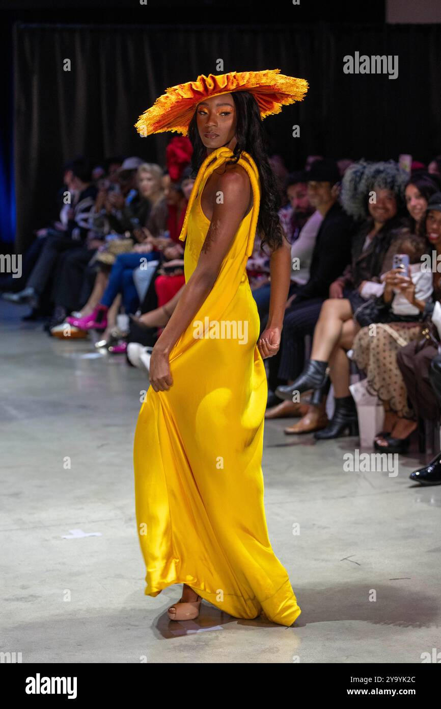Los Angeles, USA. Oktober 2024. Models demostrieren Hüte bei der ersten Show der Image Fashion Week mit Sarah Sokol in Neuehouse Hollywood, Los Angeles, CA, 10. Oktober 2024 Credit: Eugene Powers/Alamy Live News Stockfoto