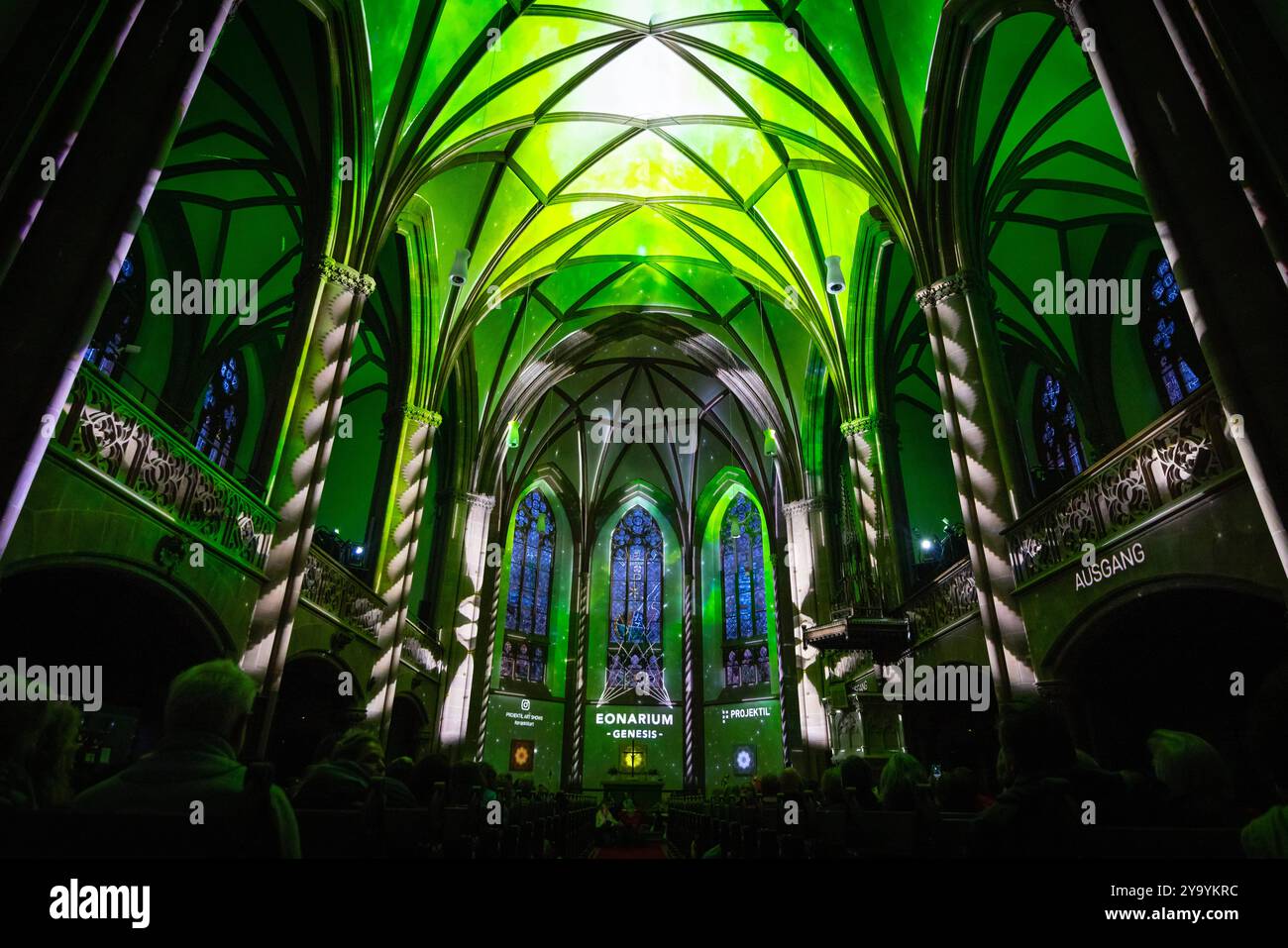 EONARIUM präsentiert: Genesis : die Lichtshow in der Dreikönigskirche in Frankfurt EONARIUM präsentiert: Genesis : die immersive Lichtshow zur Entstehungsgeschichte der Erde findet ab dem 10. Oktober 2024 in der Dreikönigskirche in Frankfurt am Main statt. Für für EONARIUM lässt das Künstlerkollektiv Projektil Kunst, Technik und Architektur zu einer einzigartigen Erfahrung verschmelzen. Frankfurt am Main Dreikönigskirche Hessen Deutschland *** EONARIUM präsentiert Genesis die Lichtshow in der Dreikönigskirche in Frankfurt EONARIUM präsentiert Genesis die immersive Lichtshow zur Geschichte der Erden Stockfoto