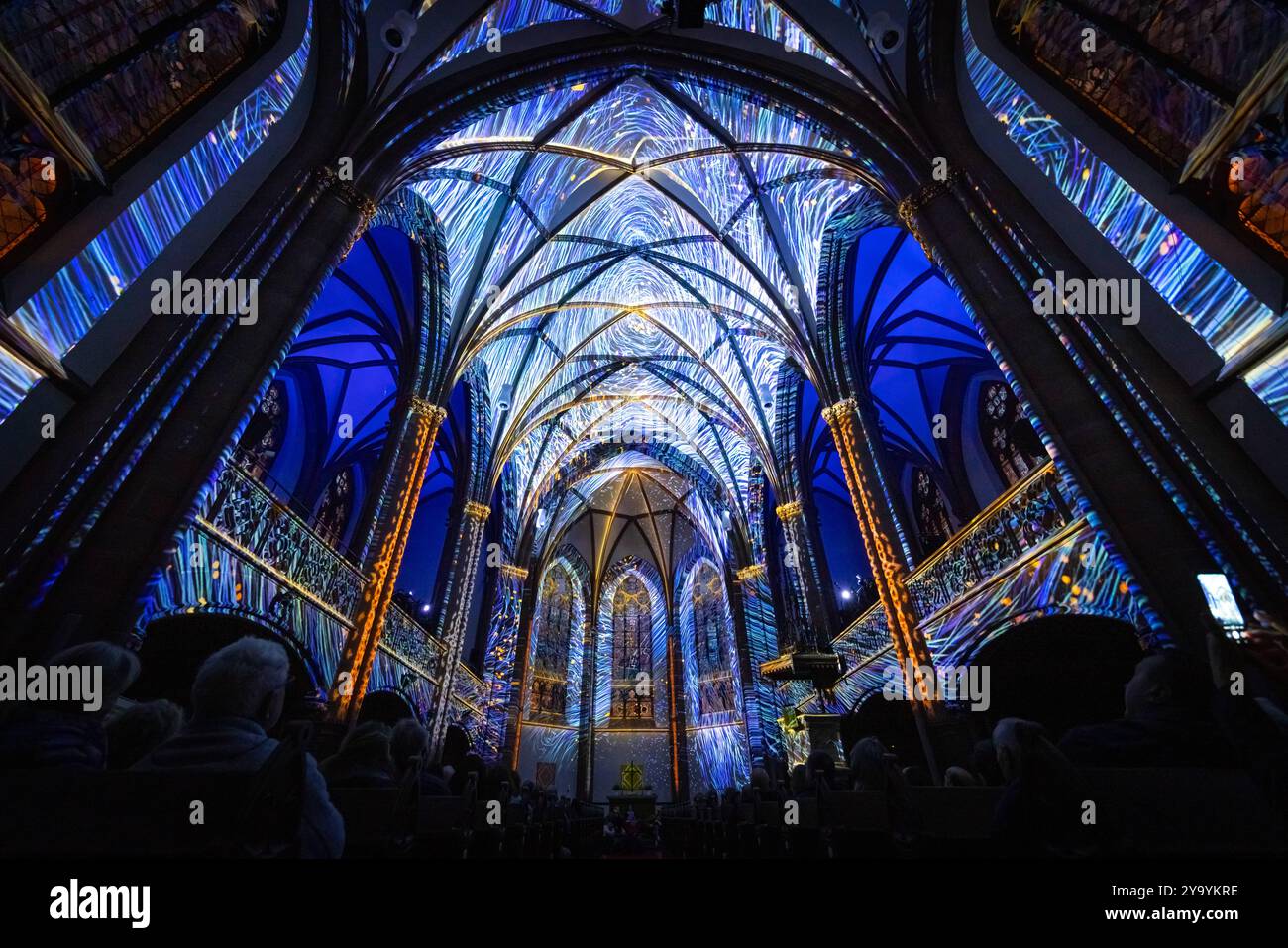 EONARIUM präsentiert: Genesis : die Lichtshow in der Dreikönigskirche in Frankfurt EONARIUM präsentiert: Genesis : die immersive Lichtshow zur Entstehungsgeschichte der Erde findet ab dem 10. Oktober 2024 in der Dreikönigskirche in Frankfurt am Main statt. Für für EONARIUM lässt das Künstlerkollektiv Projektil Kunst, Technik und Architektur zu einer einzigartigen Erfahrung verschmelzen. Frankfurt am Main Dreikönigskirche Hessen Deutschland *** EONARIUM präsentiert Genesis die Lichtshow in der Dreikönigskirche in Frankfurt EONARIUM präsentiert Genesis die immersive Lichtshow zur Geschichte der Erden Stockfoto