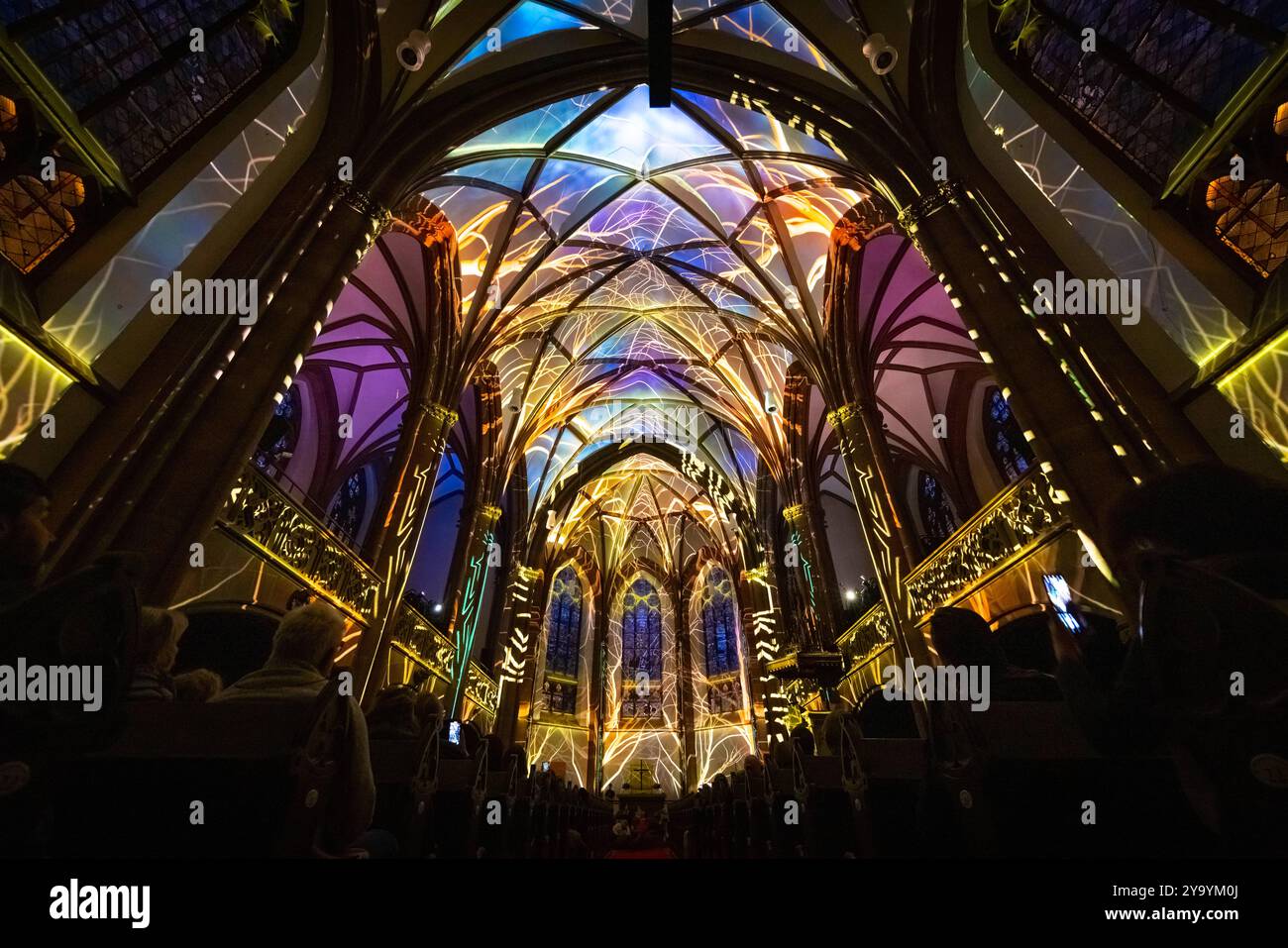 EONARIUM präsentiert: Genesis : die Lichtshow in der Dreikönigskirche in Frankfurt EONARIUM präsentiert: Genesis : die immersive Lichtshow zur Entstehungsgeschichte der Erde findet ab dem 10. Oktober 2024 in der Dreikönigskirche in Frankfurt am Main statt. Für für EONARIUM lässt das Künstlerkollektiv Projektil Kunst, Technik und Architektur zu einer einzigartigen Erfahrung verschmelzen. Frankfurt am Main Dreikönigskirche Hessen Deutschland *** EONARIUM präsentiert Genesis die Lichtshow in der Dreikönigskirche in Frankfurt EONARIUM präsentiert Genesis die immersive Lichtshow zur Geschichte der Erden Stockfoto