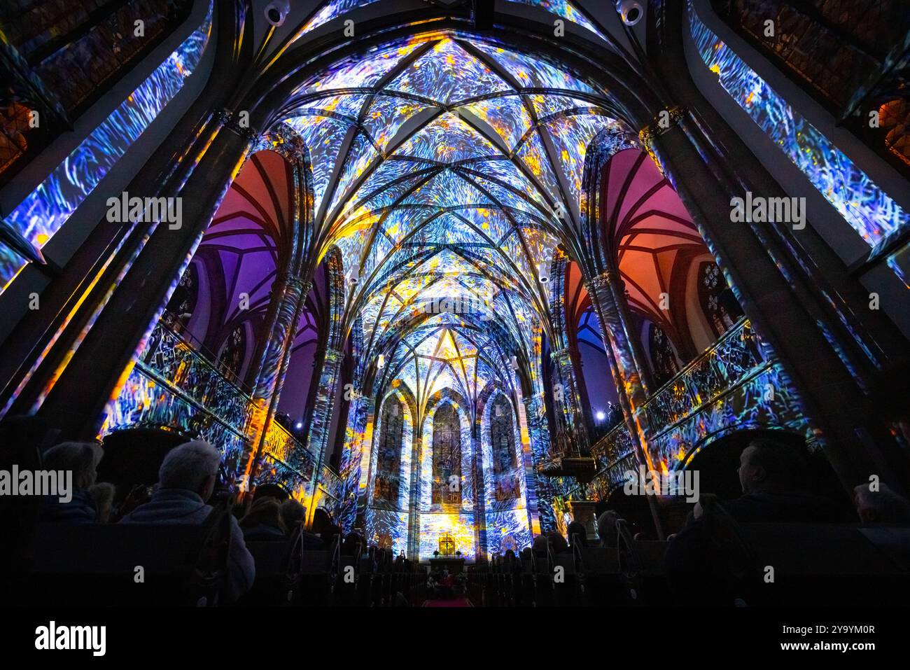 EONARIUM präsentiert: Genesis : die Lichtshow in der Dreikönigskirche in Frankfurt EONARIUM präsentiert: Genesis : die immersive Lichtshow zur Entstehungsgeschichte der Erde findet ab dem 10. Oktober 2024 in der Dreikönigskirche in Frankfurt am Main statt. Für für EONARIUM lässt das Künstlerkollektiv Projektil Kunst, Technik und Architektur zu einer einzigartigen Erfahrung verschmelzen. Frankfurt am Main Dreikönigskirche Hessen Deutschland *** EONARIUM präsentiert Genesis die Lichtshow in der Dreikönigskirche in Frankfurt EONARIUM präsentiert Genesis die immersive Lichtshow zur Geschichte der Erden Stockfoto