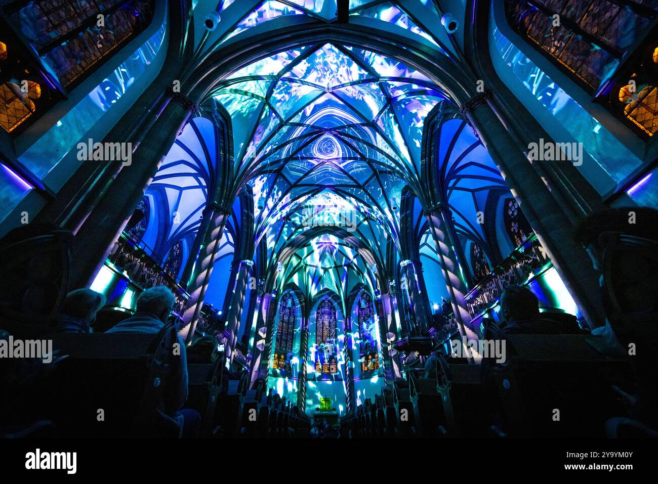 EONARIUM präsentiert: Genesis : die Lichtshow in der Dreikönigskirche in Frankfurt EONARIUM präsentiert: Genesis : die immersive Lichtshow zur Entstehungsgeschichte der Erde findet ab dem 10. Oktober 2024 in der Dreikönigskirche in Frankfurt am Main statt. Für für EONARIUM lässt das Künstlerkollektiv Projektil Kunst, Technik und Architektur zu einer einzigartigen Erfahrung verschmelzen. Frankfurt am Main Dreikönigskirche Hessen Deutschland *** EONARIUM präsentiert Genesis die Lichtshow in der Dreikönigskirche in Frankfurt EONARIUM präsentiert Genesis die immersive Lichtshow zur Geschichte der Erden Stockfoto