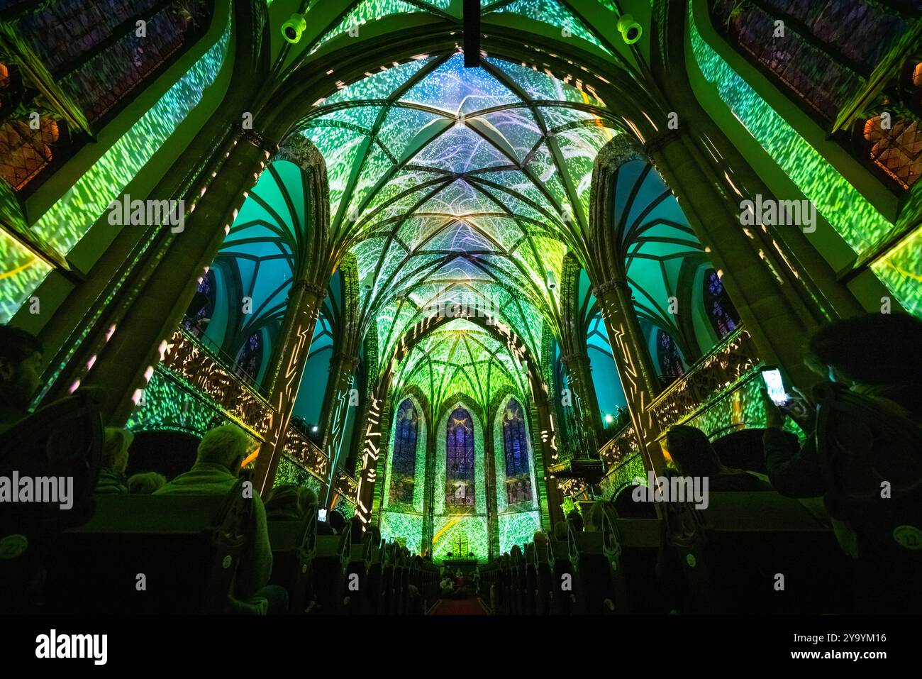 EONARIUM präsentiert: Genesis : die Lichtshow in der Dreikönigskirche in Frankfurt EONARIUM präsentiert: Genesis : die immersive Lichtshow zur Entstehungsgeschichte der Erde findet ab dem 10. Oktober 2024 in der Dreikönigskirche in Frankfurt am Main statt. Für für EONARIUM lässt das Künstlerkollektiv Projektil Kunst, Technik und Architektur zu einer einzigartigen Erfahrung verschmelzen. Frankfurt am Main Dreikönigskirche Hessen Deutschland *** EONARIUM präsentiert Genesis die Lichtshow in der Dreikönigskirche in Frankfurt EONARIUM präsentiert Genesis die immersive Lichtshow zur Geschichte der Erden Stockfoto
