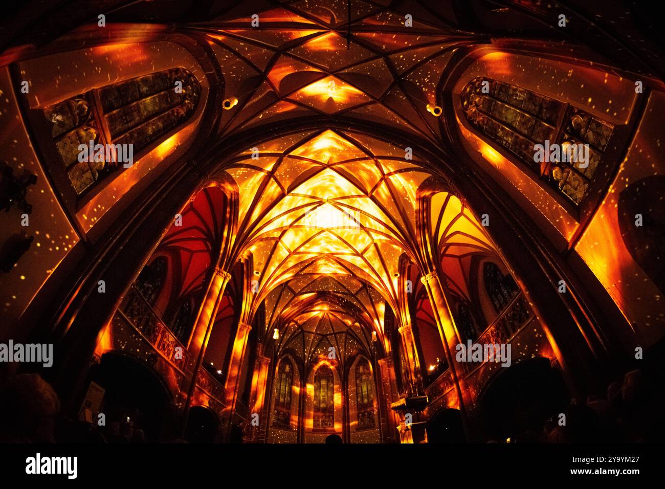 EONARIUM präsentiert: Genesis : die Lichtshow in der Dreikönigskirche in Frankfurt EONARIUM präsentiert: Genesis : die immersive Lichtshow zur Entstehungsgeschichte der Erde findet ab dem 10. Oktober 2024 in der Dreikönigskirche in Frankfurt am Main statt. Für für EONARIUM lässt das Künstlerkollektiv Projektil Kunst, Technik und Architektur zu einer einzigartigen Erfahrung verschmelzen. Frankfurt am Main Dreikönigskirche Hessen Deutschland *** EONARIUM präsentiert Genesis die Lichtshow in der Dreikönigskirche in Frankfurt EONARIUM präsentiert Genesis die immersive Lichtshow zur Geschichte der Erden Stockfoto