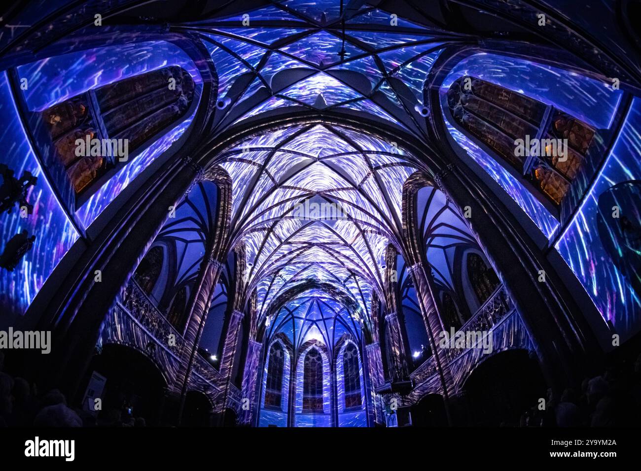 EONARIUM präsentiert: Genesis : die Lichtshow in der Dreikönigskirche in Frankfurt EONARIUM präsentiert: Genesis : die immersive Lichtshow zur Entstehungsgeschichte der Erde findet ab dem 10. Oktober 2024 in der Dreikönigskirche in Frankfurt am Main statt. Für für EONARIUM lässt das Künstlerkollektiv Projektil Kunst, Technik und Architektur zu einer einzigartigen Erfahrung verschmelzen. Frankfurt am Main Dreikönigskirche Hessen Deutschland *** EONARIUM präsentiert Genesis die Lichtshow in der Dreikönigskirche in Frankfurt EONARIUM präsentiert Genesis die immersive Lichtshow zur Geschichte der Erden Stockfoto