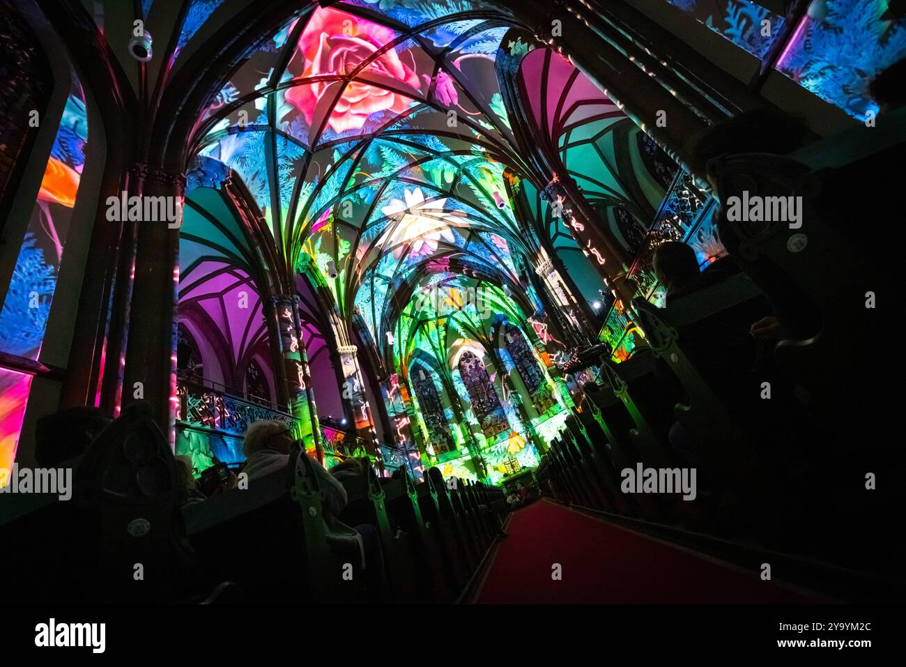 EONARIUM präsentiert: Genesis : die Lichtshow in der Dreikönigskirche in Frankfurt EONARIUM präsentiert: Genesis : die immersive Lichtshow zur Entstehungsgeschichte der Erde findet ab dem 10. Oktober 2024 in der Dreikönigskirche in Frankfurt am Main statt. Für für EONARIUM lässt das Künstlerkollektiv Projektil Kunst, Technik und Architektur zu einer einzigartigen Erfahrung verschmelzen. Frankfurt am Main Dreikönigskirche Hessen Deutschland *** EONARIUM präsentiert Genesis die Lichtshow in der Dreikönigskirche in Frankfurt EONARIUM präsentiert Genesis die immersive Lichtshow zur Geschichte der Erden Stockfoto