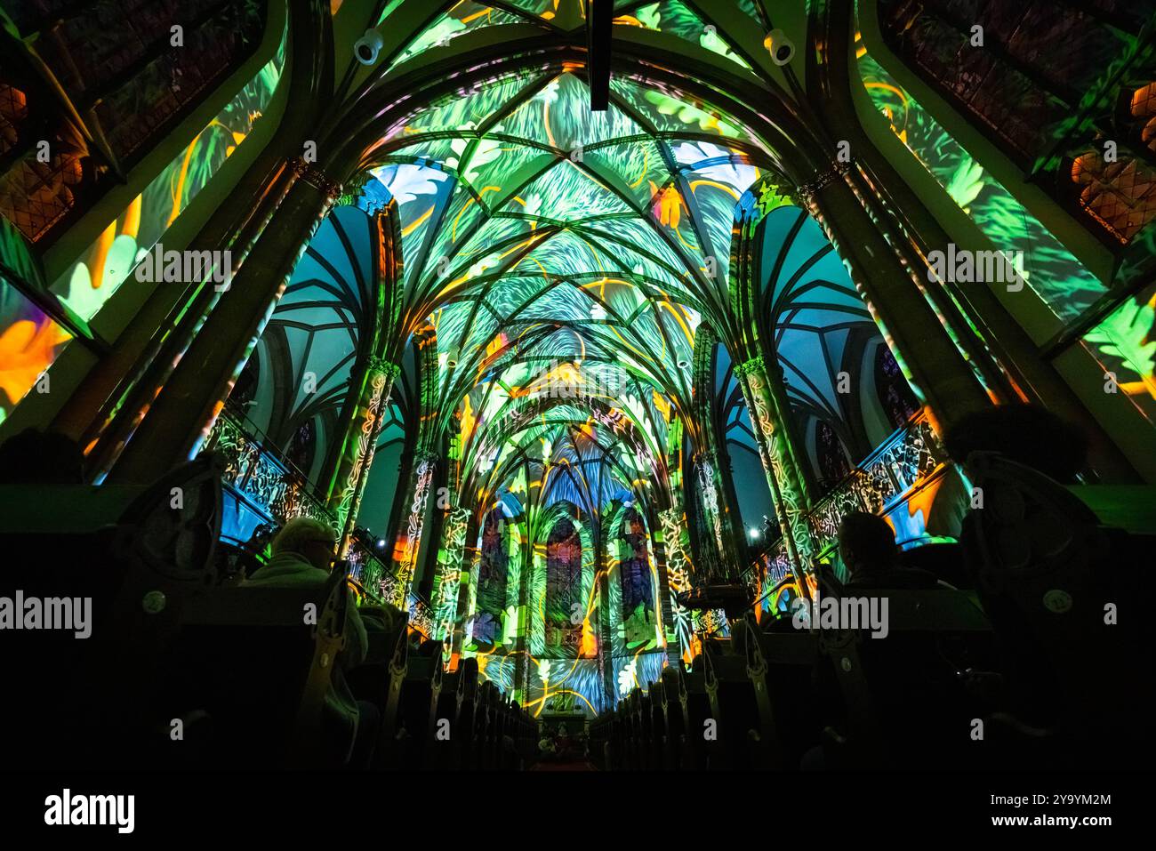 EONARIUM präsentiert: Genesis : die Lichtshow in der Dreikönigskirche in Frankfurt EONARIUM präsentiert: Genesis : die immersive Lichtshow zur Entstehungsgeschichte der Erde findet ab dem 10. Oktober 2024 in der Dreikönigskirche in Frankfurt am Main statt. Für für EONARIUM lässt das Künstlerkollektiv Projektil Kunst, Technik und Architektur zu einer einzigartigen Erfahrung verschmelzen. Frankfurt am Main Dreikönigskirche Hessen Deutschland *** EONARIUM präsentiert Genesis die Lichtshow in der Dreikönigskirche in Frankfurt EONARIUM präsentiert Genesis die immersive Lichtshow zur Geschichte der Erden Stockfoto
