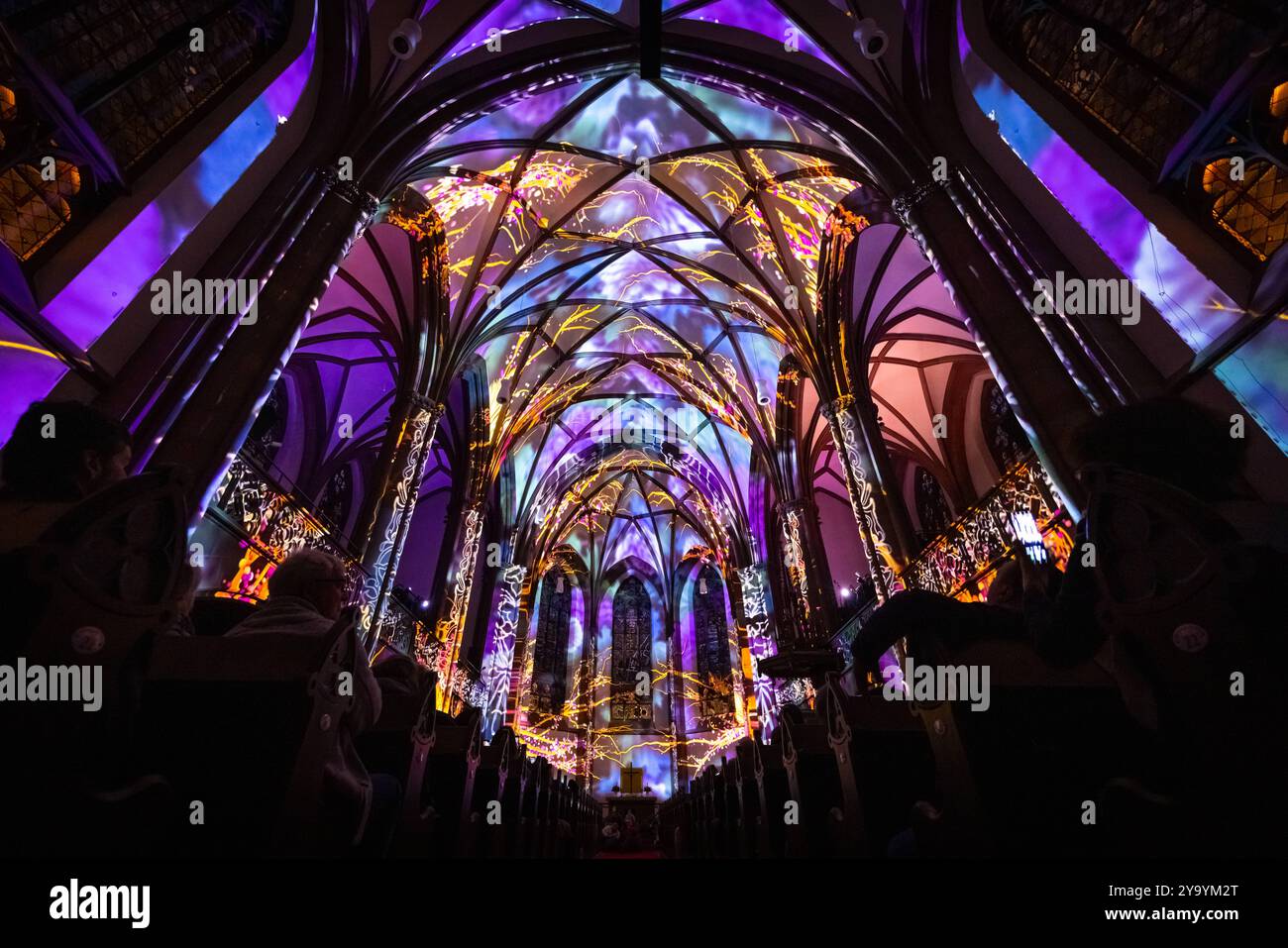 EONARIUM präsentiert: Genesis : die Lichtshow in der Dreikönigskirche in Frankfurt EONARIUM präsentiert: Genesis : die immersive Lichtshow zur Entstehungsgeschichte der Erde findet ab dem 10. Oktober 2024 in der Dreikönigskirche in Frankfurt am Main statt. Für für EONARIUM lässt das Künstlerkollektiv Projektil Kunst, Technik und Architektur zu einer einzigartigen Erfahrung verschmelzen. Frankfurt am Main Dreikönigskirche Hessen Deutschland *** EONARIUM präsentiert Genesis die Lichtshow in der Dreikönigskirche in Frankfurt EONARIUM präsentiert Genesis die immersive Lichtshow zur Geschichte der Erden Stockfoto