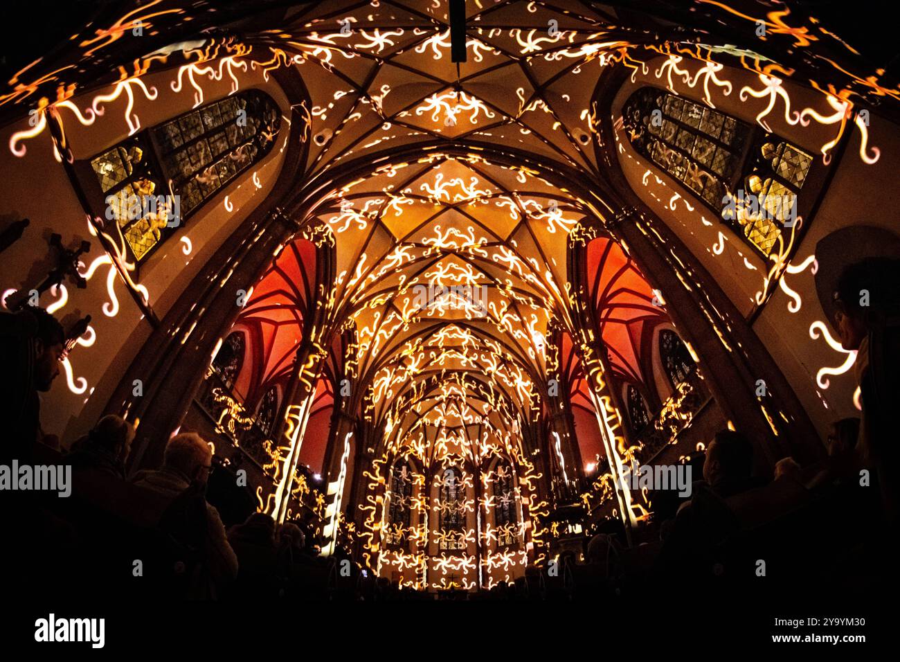 EONARIUM präsentiert: Genesis : die Lichtshow in der Dreikönigskirche in Frankfurt EONARIUM präsentiert: Genesis : die immersive Lichtshow zur Entstehungsgeschichte der Erde findet ab dem 10. Oktober 2024 in der Dreikönigskirche in Frankfurt am Main statt. Für für EONARIUM lässt das Künstlerkollektiv Projektil Kunst, Technik und Architektur zu einer einzigartigen Erfahrung verschmelzen. Frankfurt am Main Dreikönigskirche Hessen Deutschland *** EONARIUM präsentiert Genesis die Lichtshow in der Dreikönigskirche in Frankfurt EONARIUM präsentiert Genesis die immersive Lichtshow zur Geschichte der Erden Stockfoto