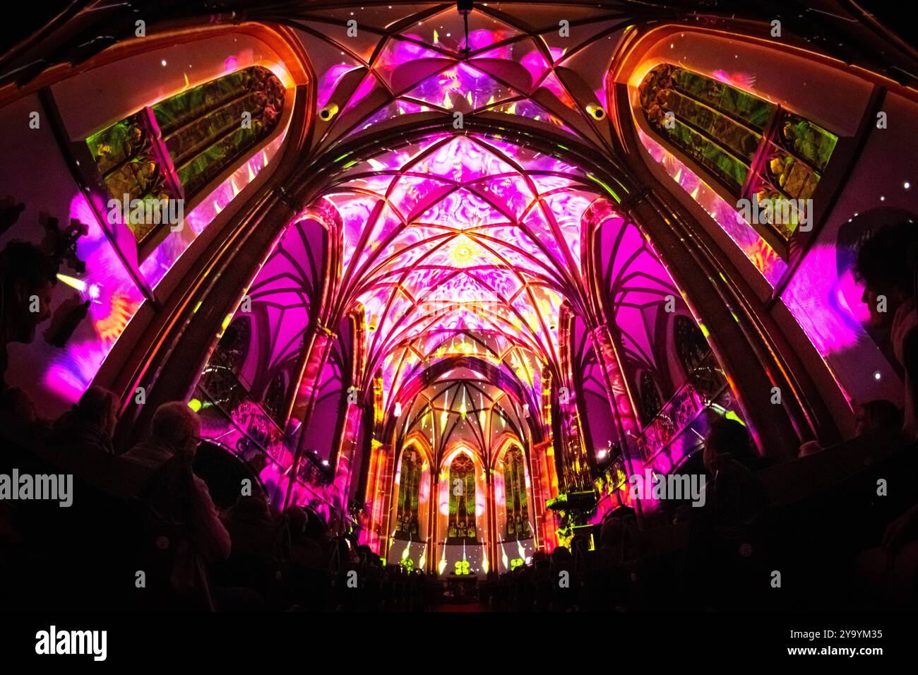 EONARIUM präsentiert: Genesis : die Lichtshow in der Dreikönigskirche in Frankfurt EONARIUM präsentiert: Genesis : die immersive Lichtshow zur Entstehungsgeschichte der Erde findet ab dem 10. Oktober 2024 in der Dreikönigskirche in Frankfurt am Main statt. Für für EONARIUM lässt das Künstlerkollektiv Projektil Kunst, Technik und Architektur zu einer einzigartigen Erfahrung verschmelzen. Frankfurt am Main Dreikönigskirche Hessen Deutschland *** EONARIUM präsentiert Genesis die Lichtshow in der Dreikönigskirche in Frankfurt EONARIUM präsentiert Genesis die immersive Lichtshow zur Geschichte der Erden Stockfoto