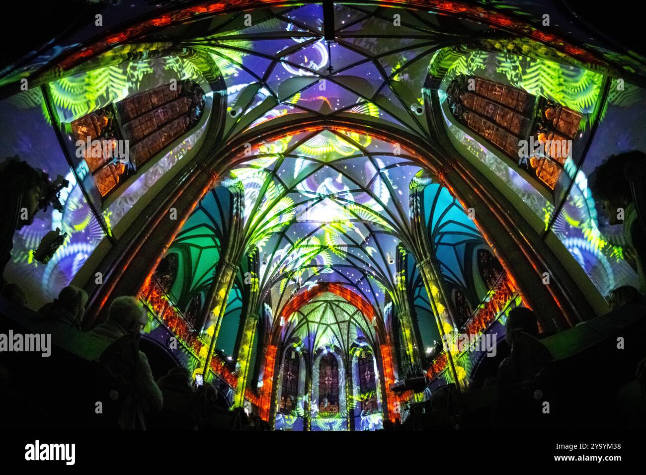 EONARIUM präsentiert: Genesis : die Lichtshow in der Dreikönigskirche in Frankfurt EONARIUM präsentiert: Genesis : die immersive Lichtshow zur Entstehungsgeschichte der Erde findet ab dem 10. Oktober 2024 in der Dreikönigskirche in Frankfurt am Main statt. Für für EONARIUM lässt das Künstlerkollektiv Projektil Kunst, Technik und Architektur zu einer einzigartigen Erfahrung verschmelzen. Frankfurt am Main Dreikönigskirche Hessen Deutschland *** EONARIUM präsentiert Genesis die Lichtshow in der Dreikönigskirche in Frankfurt EONARIUM präsentiert Genesis die immersive Lichtshow zur Geschichte der Erden Stockfoto