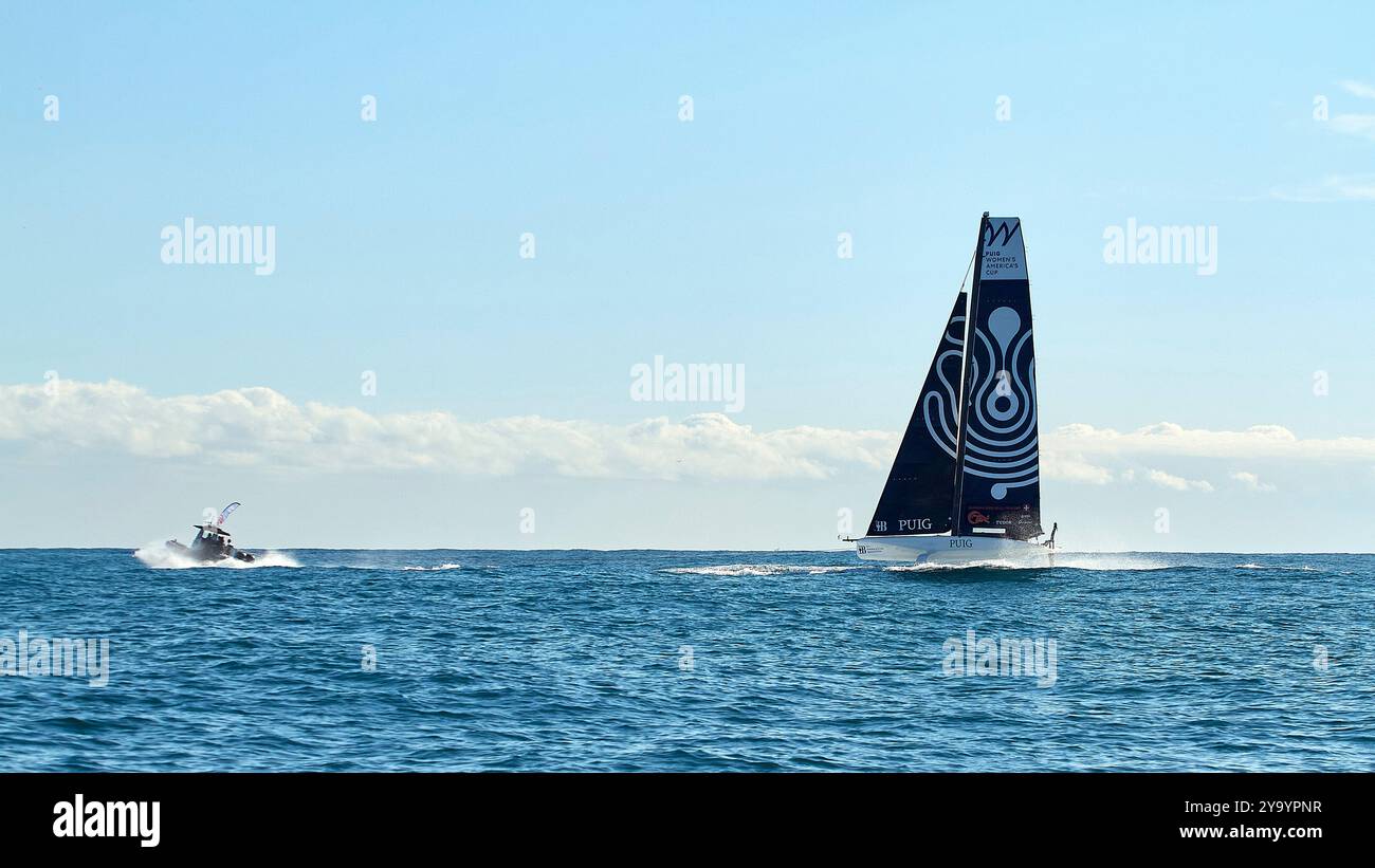 Barcelona, Spanien. Oktober 2024. PPL FOTOAGENTUR - COPYRIGHT VORBEHALTEN 2024 America's Cup - Barcelona, Spanien PWAC Race 5-8 Gruppe A: Alinghi Rad Bull Racing Team: Bei Lichtverhältnissen braucht auch der kleine AC40 einen Zug, um zu fliegen, und es ist ein ziemlich chaotisches Verfahren FOTO: © Alexander Panzeri/PPL Credit: PPL Limited/Alamy Live News Stockfoto