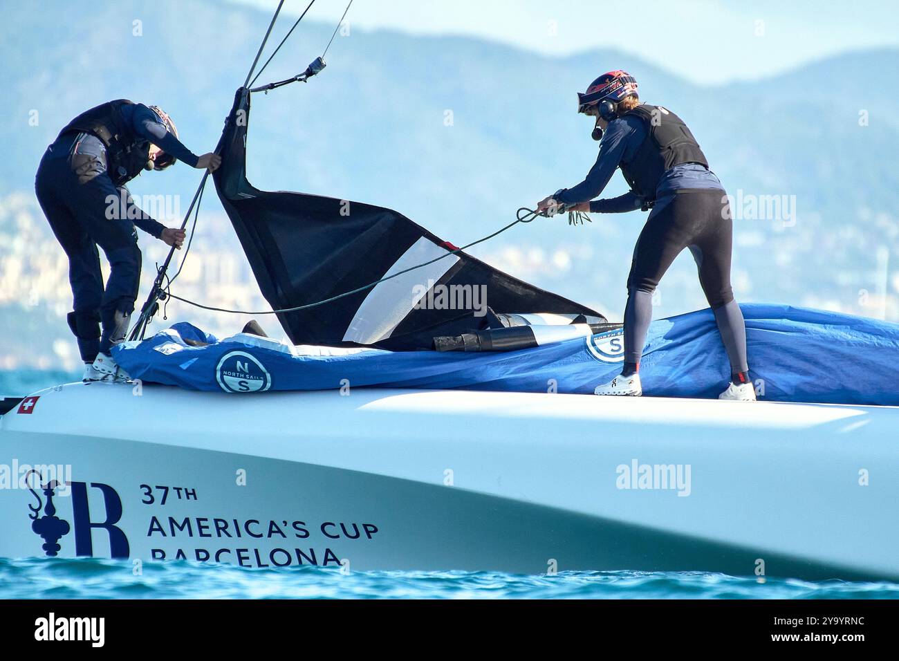 Barcelona, Spanien. Oktober 2024. PPL FOTOAGENTUR - COPYRIGHT VORBEHALTEN 2024 America's Cup - Barcelona, Spanien PWAC Race 5-8 Gruppe A: Alinghi Red Bull Racing: Der Jib ist von grundlegender Bedeutung, um das Boot zu kontrollieren und das Hauptsegel zu funktionieren, daher braucht es viel Pflege FOTO: © Alexander Panzeri/PPL Credit: PPL Limited/Alamy Live News Stockfoto