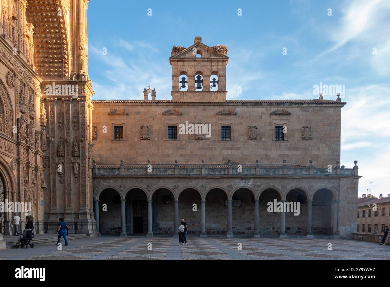 Salamanca, Spanien – 14. September 2024: Das Portico des Klosters San Esteban, ein Dominikanerkloster im plateresken Stil, erbaut zwischen 1524 und 1610 Stockfoto