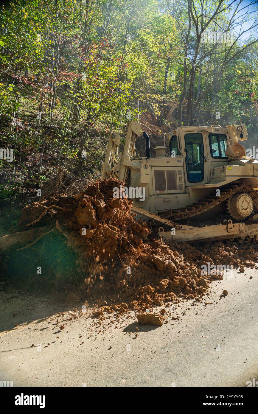 Soldaten der North Carolina National Guard des 105th Engineering Battalion nutzen einen D6 Bulldozer, um Felsen zu sammeln, um eine Basis für den Cane River Pass in Yancy County, North Carolina, zu bilden, 10. Oktober 2024 (U. Foto der Nationalgarde der S-Armee von CPL. Nigel Hatcher) Stockfoto