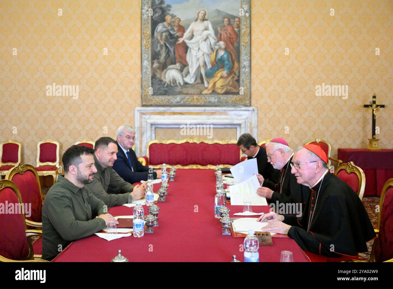 Vatikanstadt, Vatikan. Oktober 2024. Der ukrainische Präsident Wolodymyr Zelenskyj, links und Delegation, hält am 11. Oktober 2024 im Vatikan ein bilaterales Treffen mit dem Vatikanischen Staatssekretär Kardinal Pietro Parolin, rechts, ab. Quelle: Simone Risoluti/Vatican Media/Alamy Live News Stockfoto