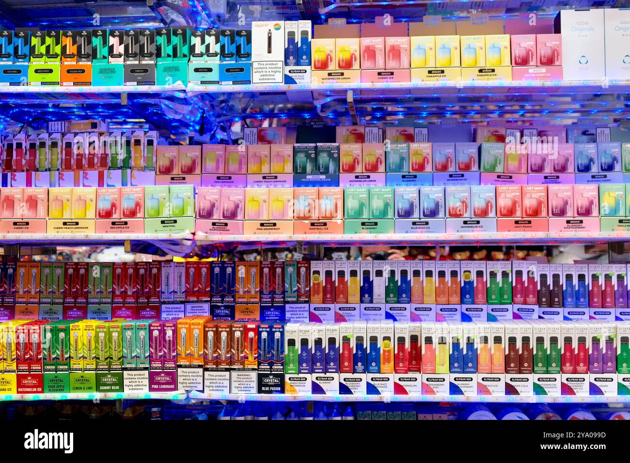 Einweg-Vapes mit Fruchtgeschmack zum Verkauf in einem West End-Geschäft in  London Stockfotografie