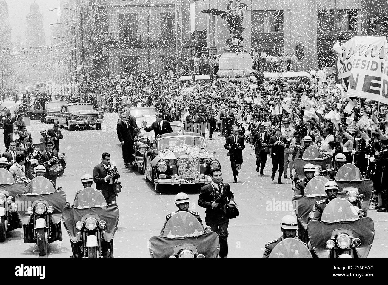 US-Präsident John F. Kennedy und mexikanischer Präsident Adolfo López Mateos winkten aus dem Cabriolet, während Konfetti während der Fahrt nach Los Pinos, der offiziellen Residenz des Präsidenten von Mexiko, Mexiko-Stadt, Mexiko, Robert Knudsen, Fotos des Weißen Hauses, Juni 1962 Stockfoto