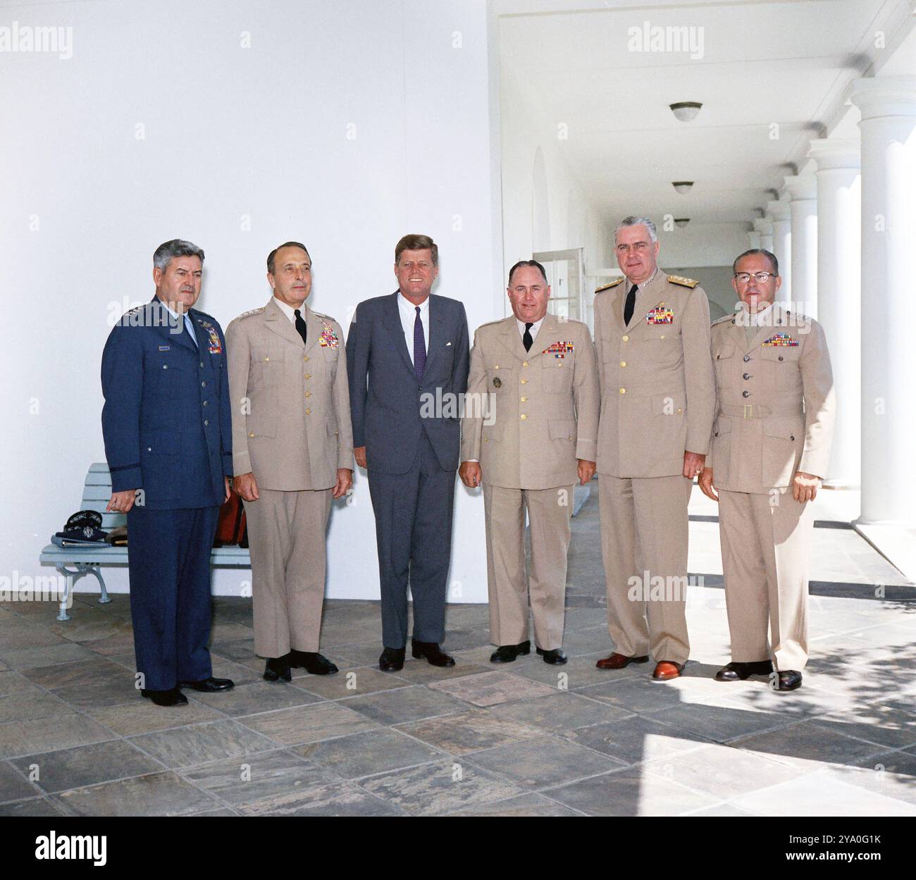 US-Präsident John F. Kennedy steht mit den Joint Chiefs of Staff, von links nach rechts: General Curtis E. LeMay, U.S. Air Force; General Lyman L. Lemnitzer, Chairman of the Joint Chiefs of Staff; General George H. Decker, U.S. Army; Admiral George W. Anderson, Jr., U.S. Navy; General David M. Shoup, U.S. Marine Corps; Weißes Haus, Washington, D.C. USA, Robert Knudsen, Fotos des Weißen Hauses, 10. Juli 1962 Stockfoto