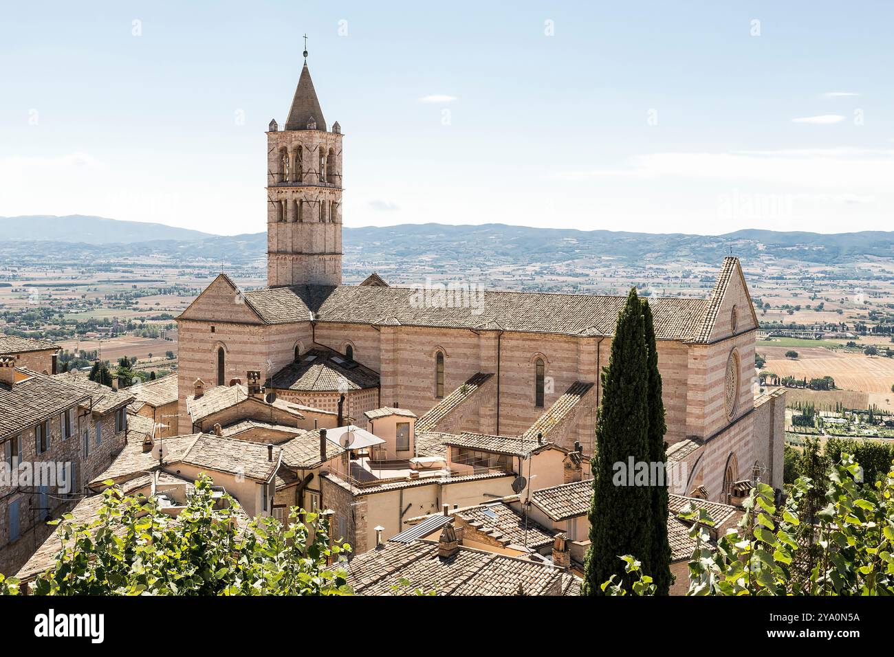 Architektonische Szenerien der Basilika Saint Clare (Basilica di Santa Chiara) in Assisi, Provinz Perugia, Italien. Stockfoto