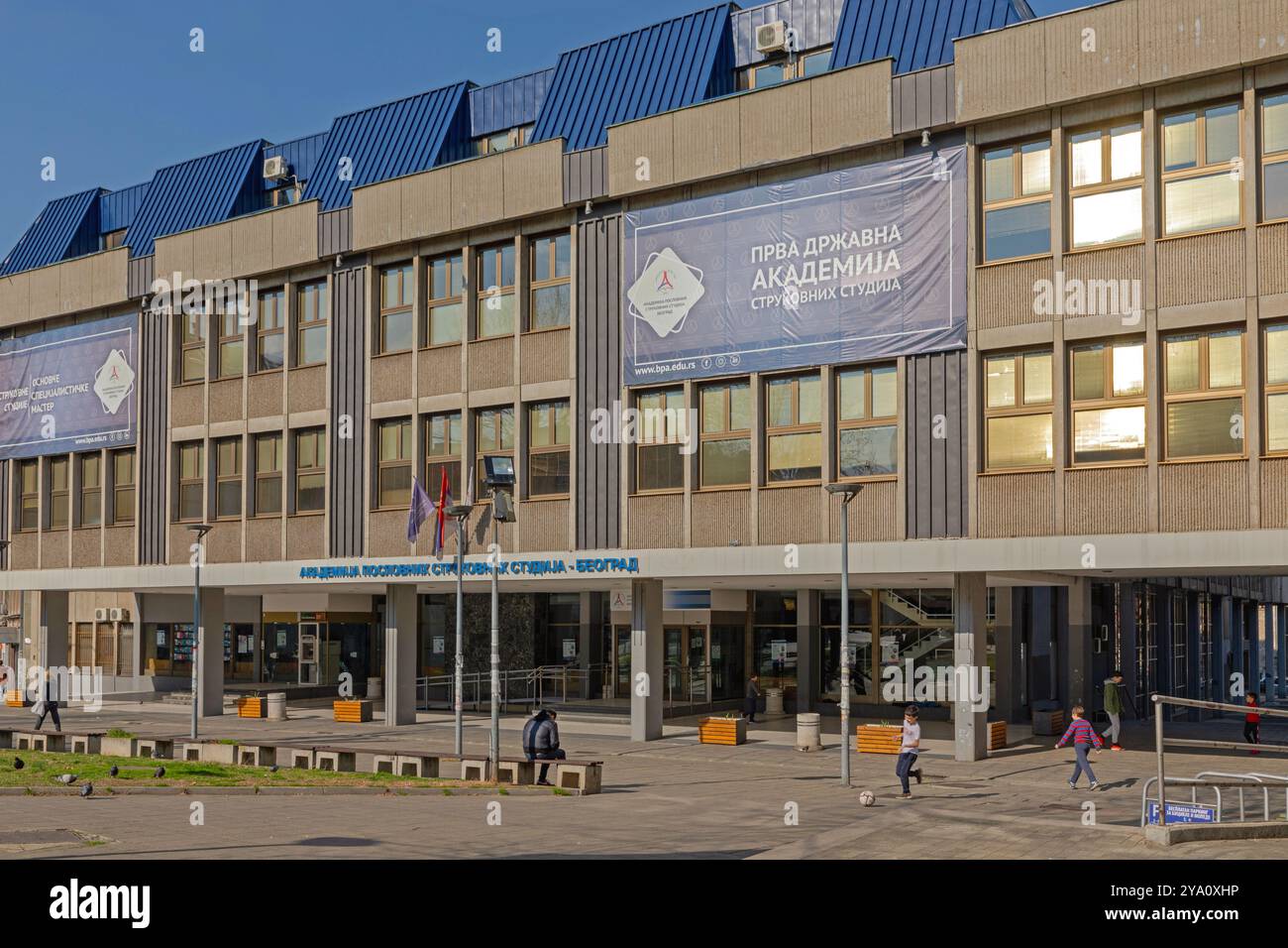 Belgrad, Serbien - 15. März 2020: Business School Education Building in der Kraljice Marije Street in der Hauptstadt sonniger Frühlingstag. Stockfoto