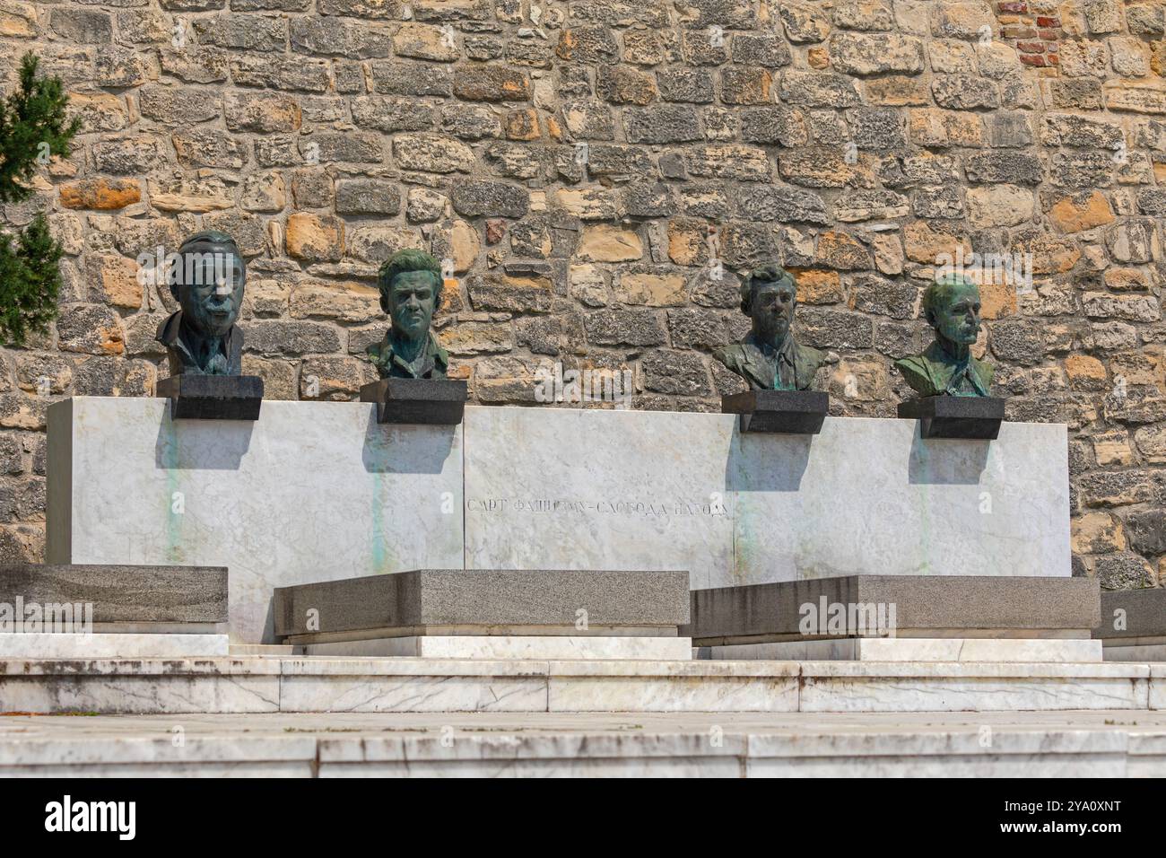 Belgrad, Serbien - 25. Juli 2021: Grab der Völker Helden Jugoslawien unter Mauern der Kalemegdan Festung Historisches Wahrzeichen mit Gravur Mo Stockfoto