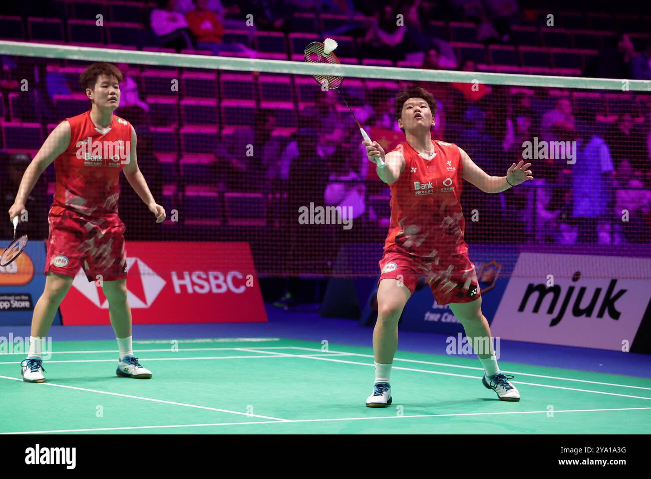 Vantaa, Finnland. Oktober 2024. Liu Shengshu/Tan Ning (R) treten beim Viertelfinalspiel der Frauen im Doppel zwischen Liu Shengshu/Tan Ning aus China und Sung Shuo Yun/Yu Chien Hui aus Chinesisch Taipeh beim Arctic Open Badminton Turnier 2024 in Vantaa, Finnland, am 11. Oktober 2024 an. Quelle: Matti Matikainen/Xinhua/Alamy Live News Stockfoto