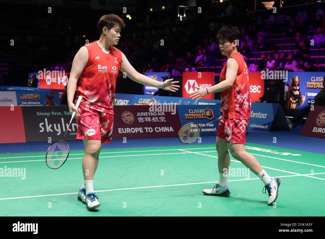 Vantaa, Finnland. Oktober 2024. Liu Shengshu (L)/Tan Ning reagieren beim Viertelfinalspiel der Frauen im Doppel zwischen Liu Shengshu/Tan Ning aus China und Sung Shuo Yun/Yu Chien Hui aus Chinesisch Taipeh beim Arctic Open Badminton Turnier 2024 in Vantaa, Finnland, 11. Oktober 2024. Quelle: Matti Matikainen/Xinhua/Alamy Live News Stockfoto