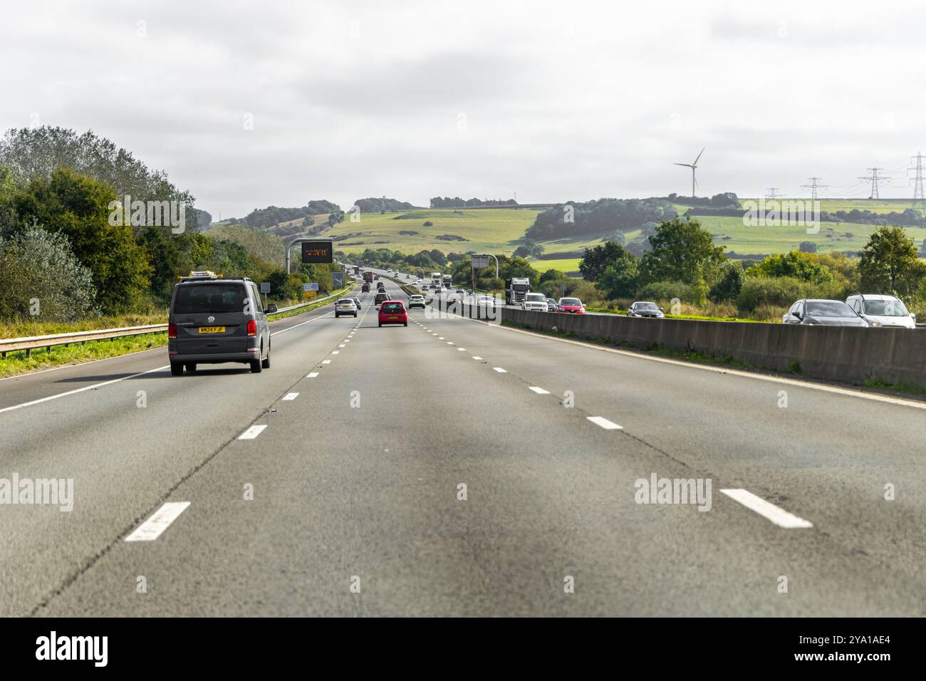 London, Großbritannien - 19. September 2024: M4, UK, geschäftige Autobahn mit sanften Hügeln in der Ferne. Stockfoto