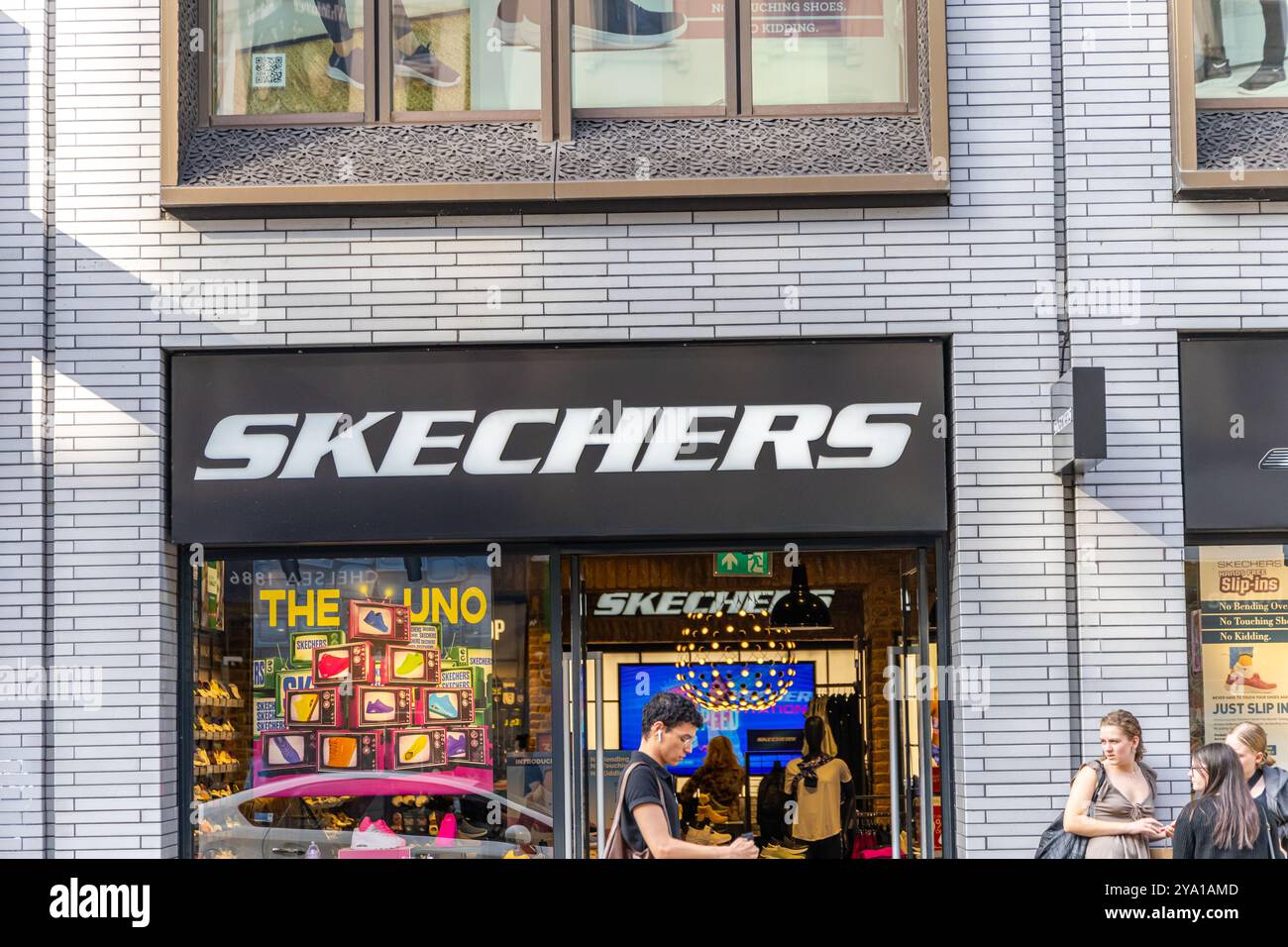 London, Großbritannien, 19. September 2024: Skechers Schuh Stiefel Sneaker Trainer Shop in der Oxford Street Stockfoto