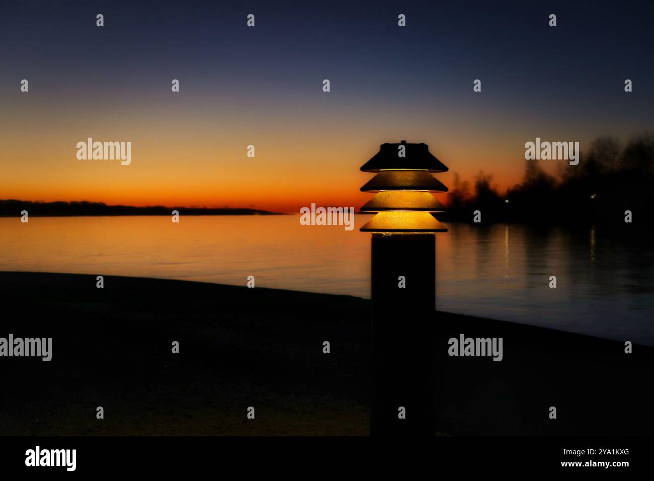 Lampenlicht in der Dunkelheit eines frühen morgens auf dem Seeweg. Stockfoto