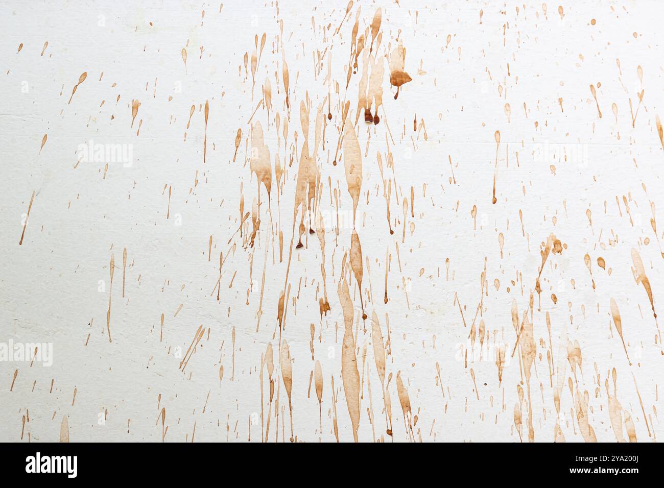 Abstrakte, braune, schmutzige Farbgestaltung auf der zerfetzten weißen Wand. Stockfoto