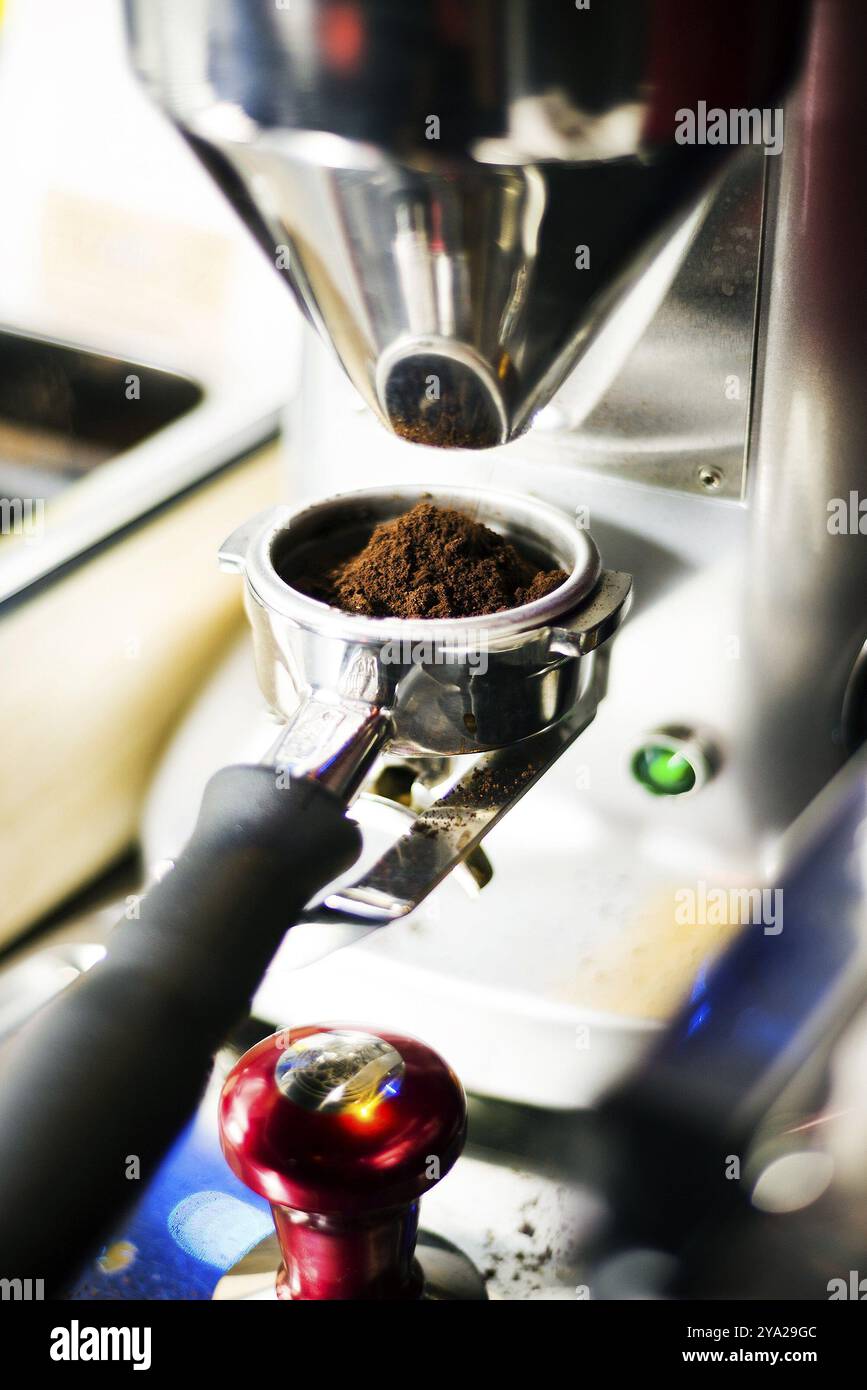 Klassische Kaffeemühle mit gemahlenem Espresso Stockfoto