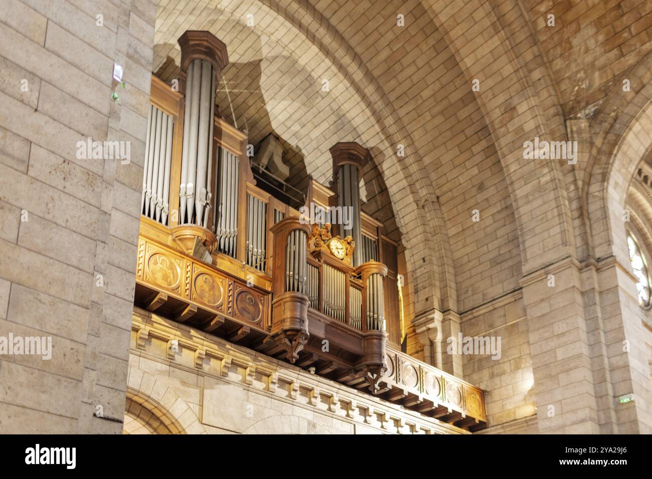 Große hölzerne Kirchenorgel in einem architektonisch beeindruckenden Interieur, Paris Stockfoto