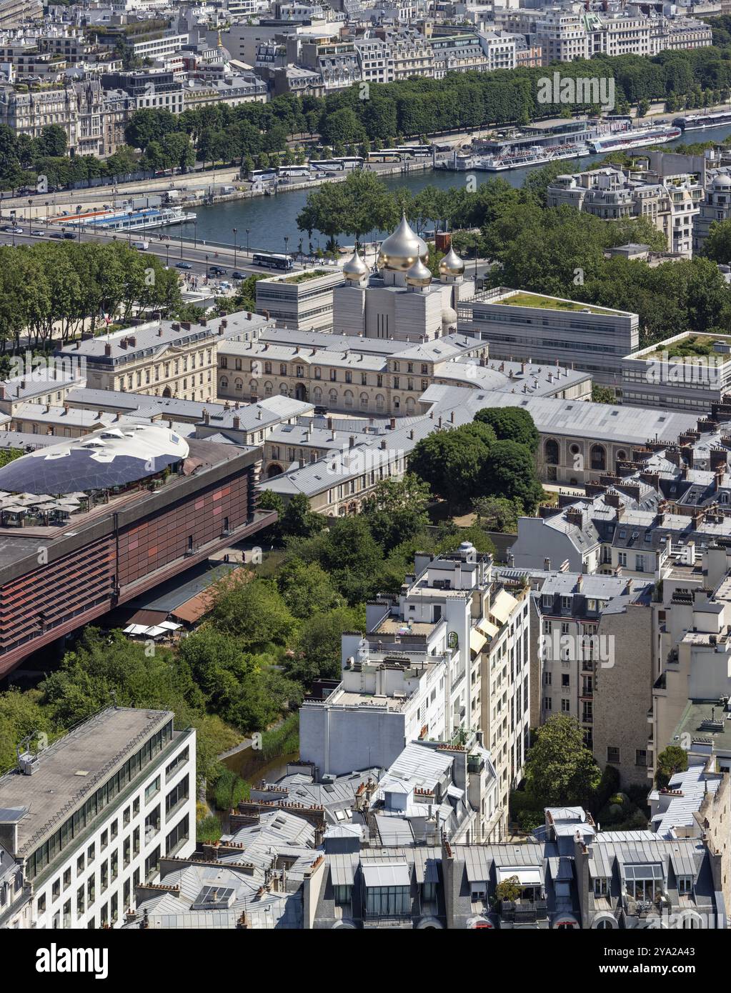 Von der Vogelperspektive auf eine Stadt mit markanten Gebäuden und einem Fluss, umgeben von Grünflächen, Paris Stockfoto