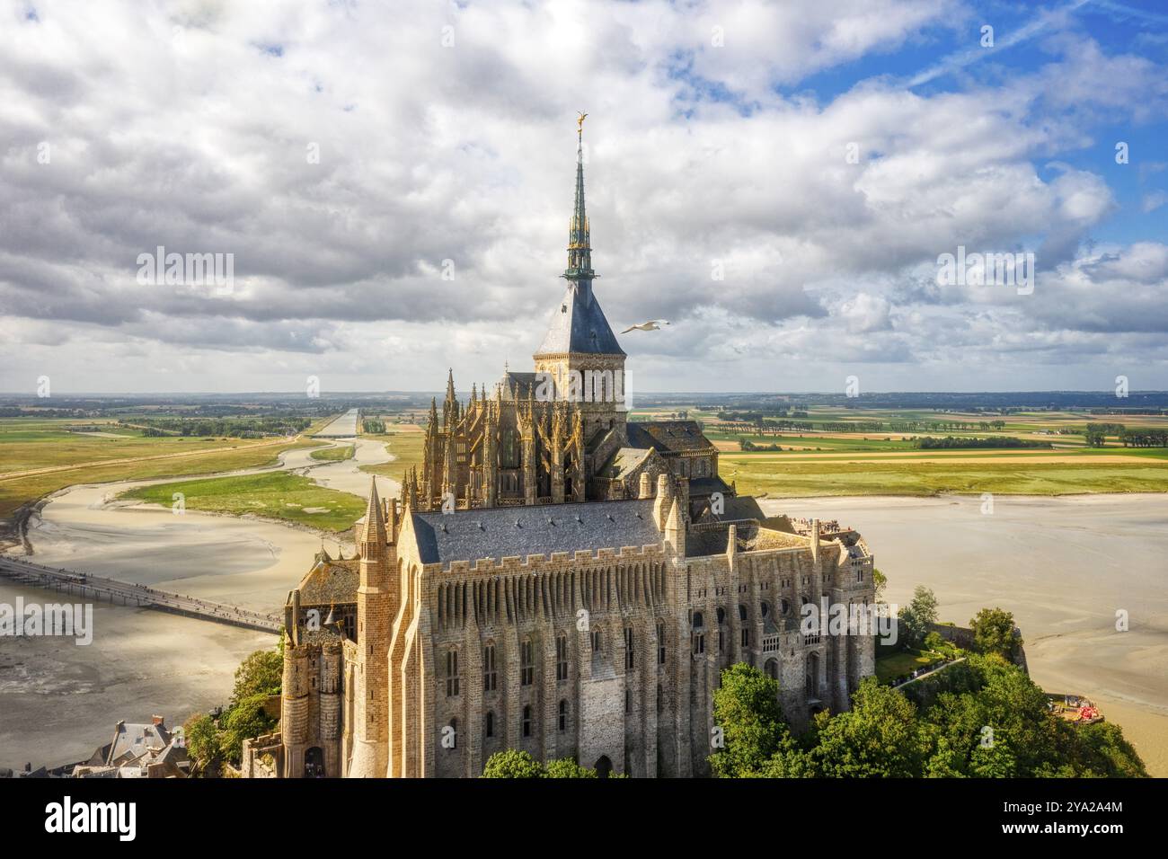 Blick von oben auf das historische Kloster mit Wolken und einem weiten Panorama, Le Mont-Saint-Michel Stockfoto