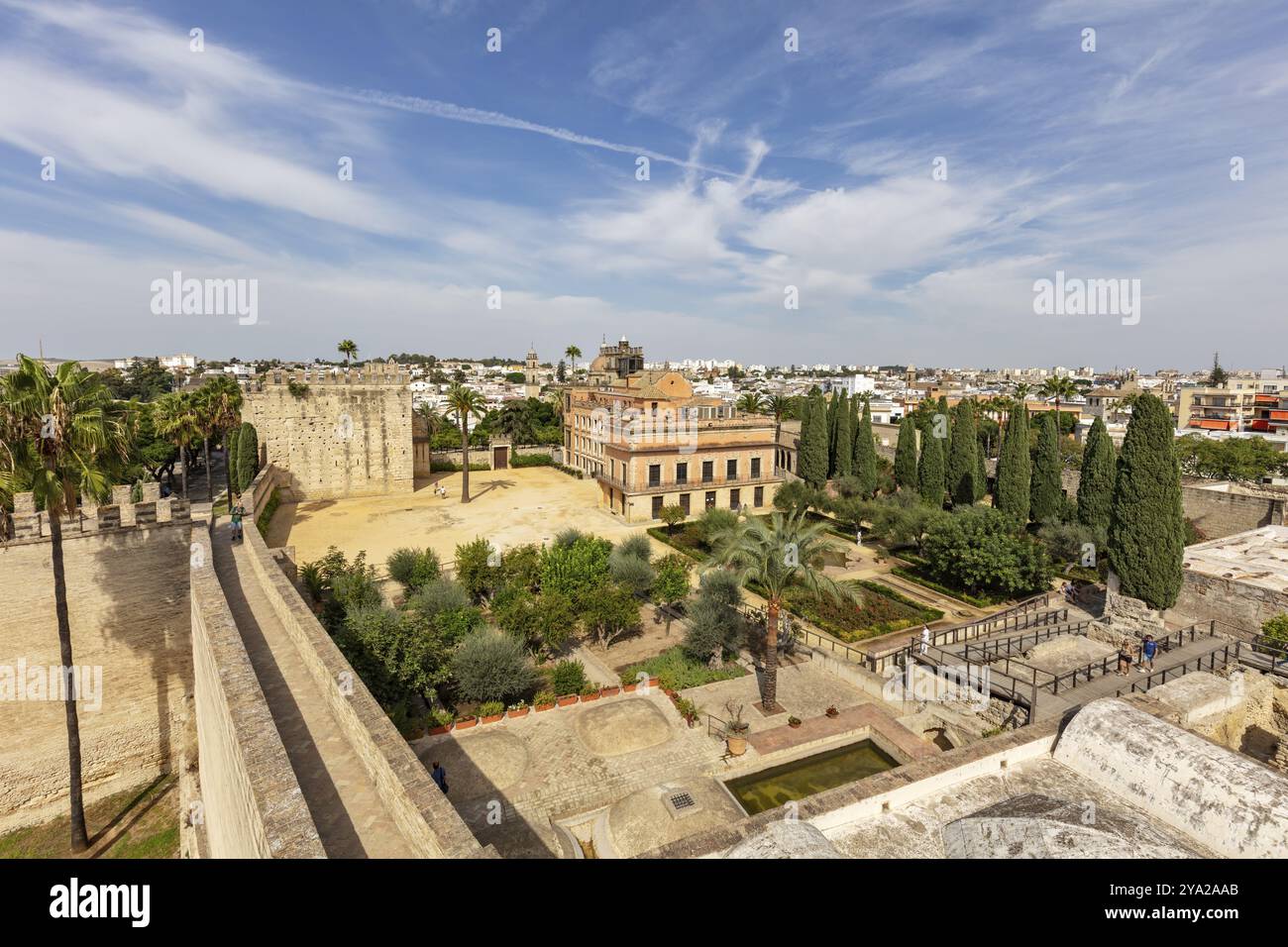 Blick von oben auf eine Stadt mit historischen Gebäuden und ein Schloss unter blauem Himmel, Jerez Stockfoto