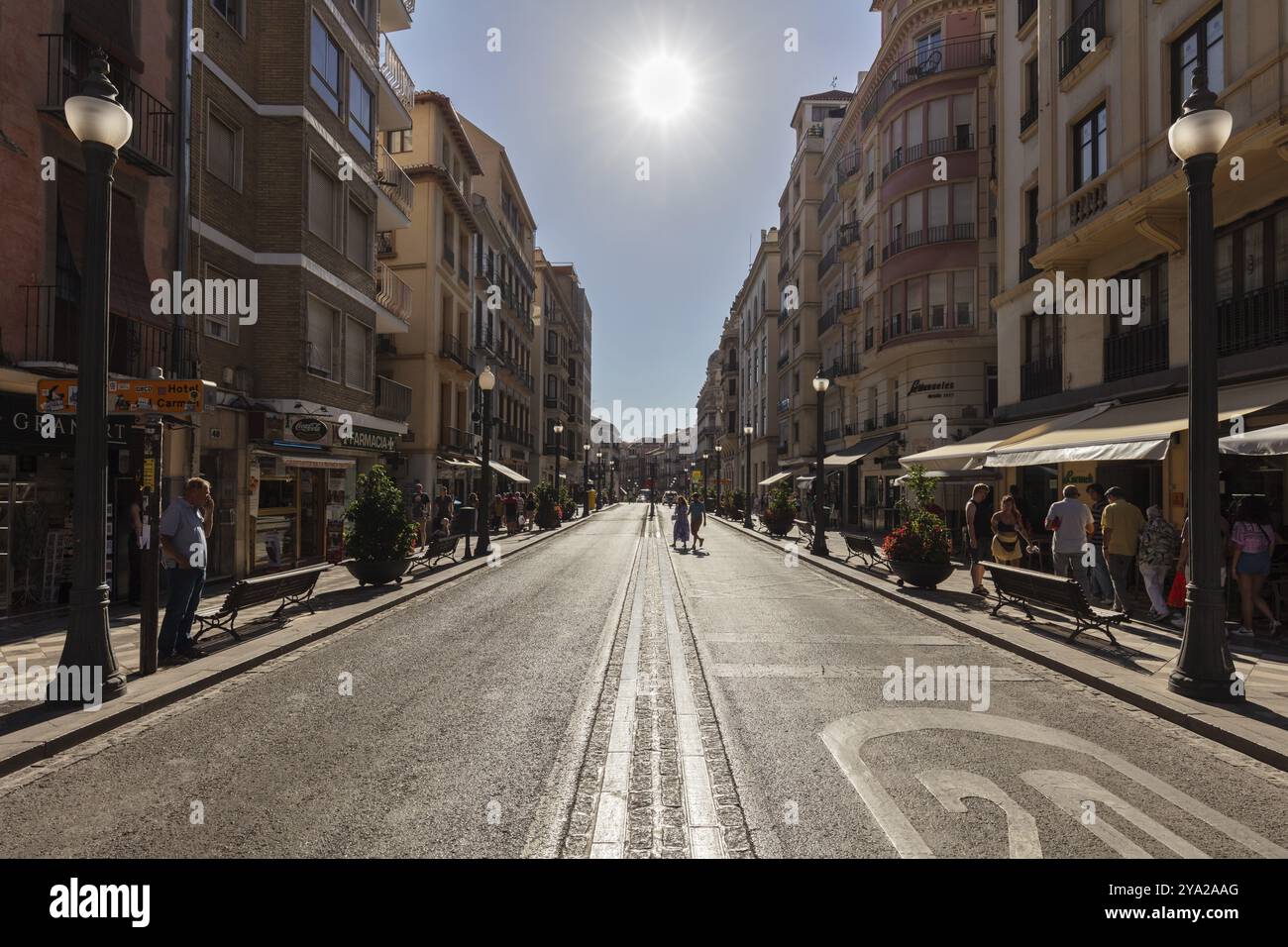 Breite, sonnige Straße in einem urbanen Stadtzentrum, Granada Stockfoto