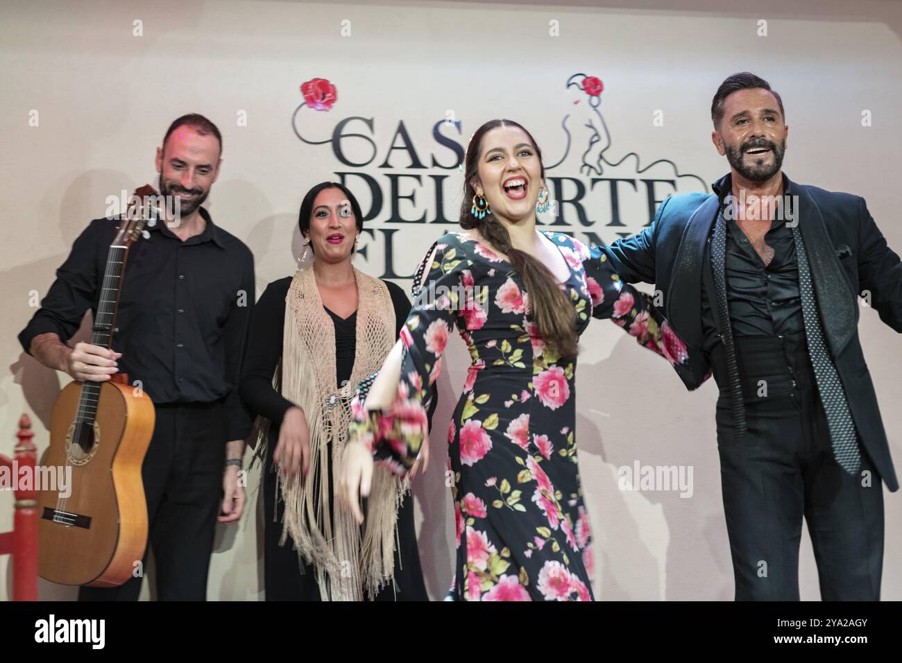 Fröhliche Flamenco-Gruppe nach einer Vorstellung, Freude und Zufriedenheit im Ausdruck, Granada Stockfoto