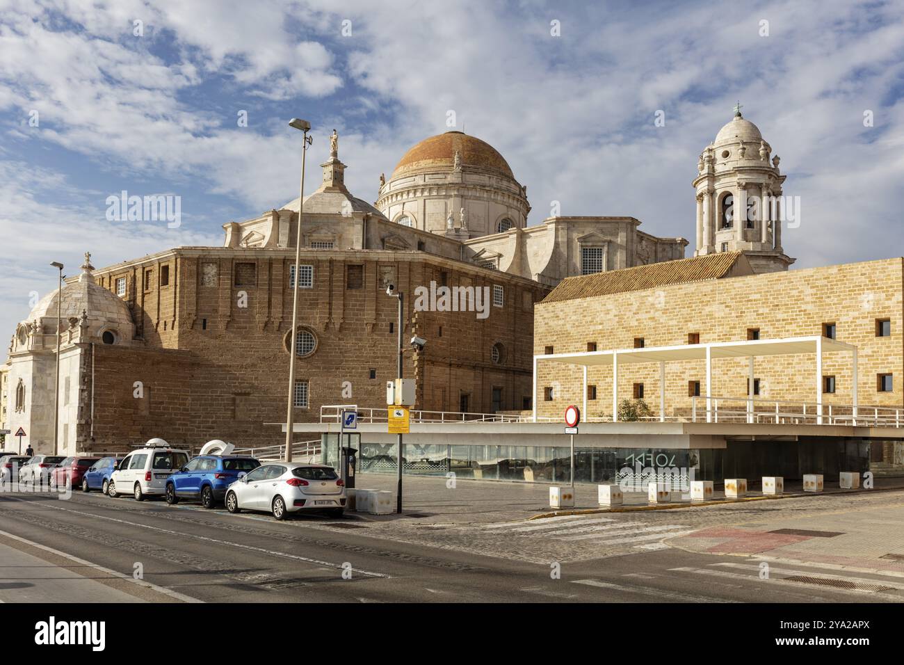 Historisches Gebäude mit Kuppel und Straße mit geparkten Autos, Cadiz Stockfoto