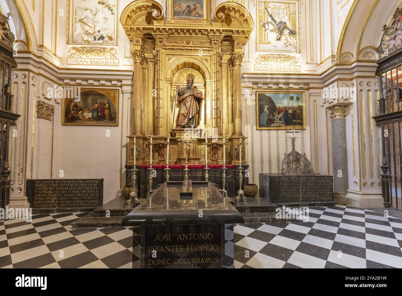 Herrlicher Schrein in einem heiligen Raum mit Marmorboden und Kunstwerken, Cordoba Stockfoto