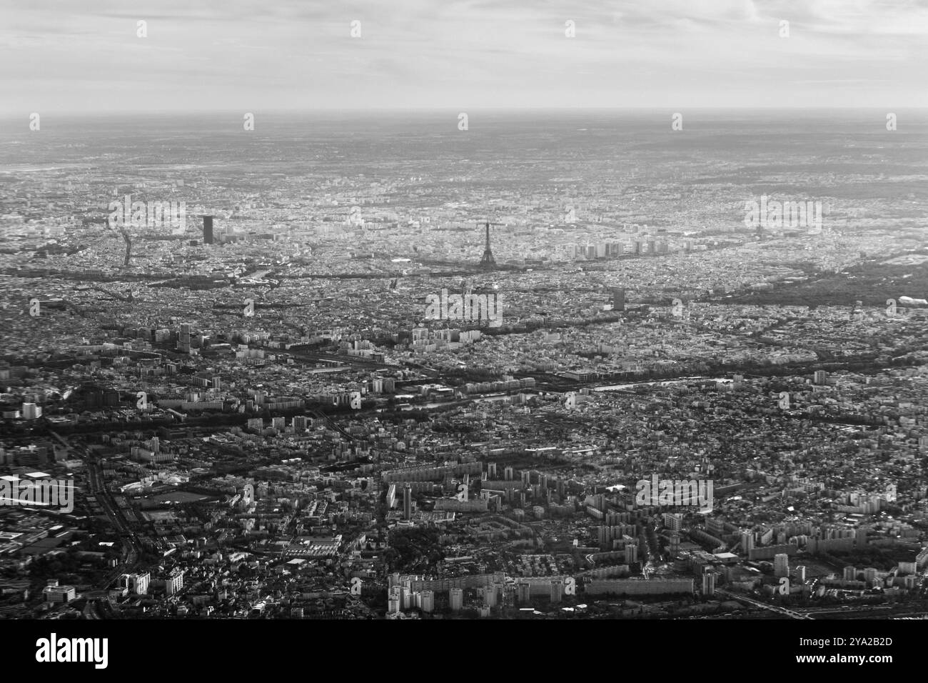 Schwarzweiß-Foto einer großen Stadt mit markanten Gebäuden, Flug, Luftaufnahme Stockfoto