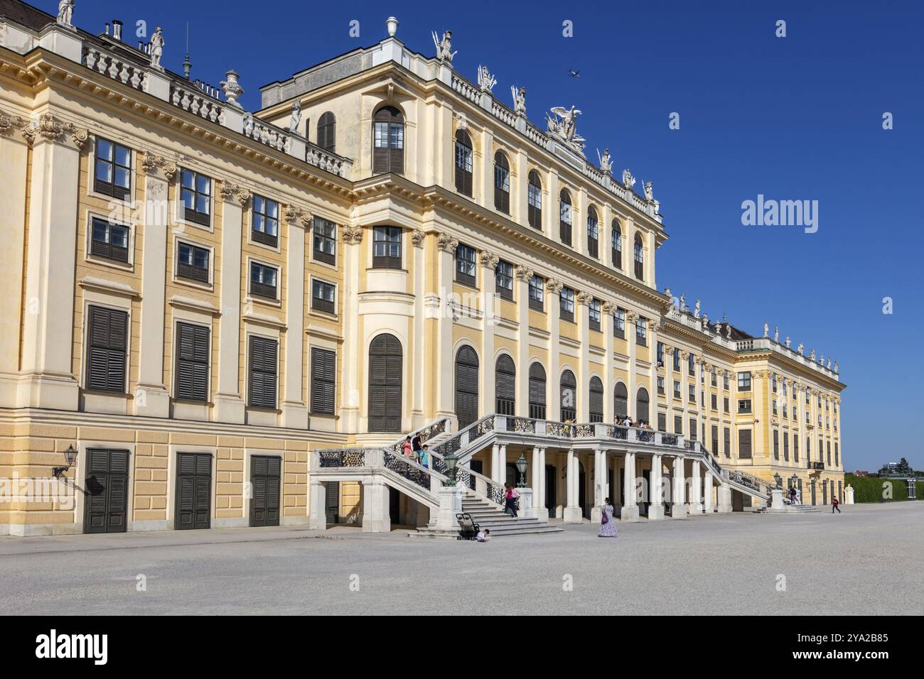 Großes barockes Schloss mit eleganter Fassade im Sonnenschein, Wien Stockfoto