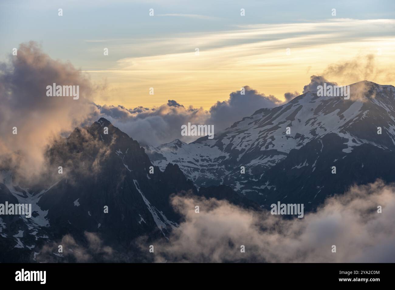 Berglandschaft bei Sonnenuntergang, Wolken um Berggipfel, Chamonix, Haute-Savoie, Frankreich, Europa Stockfoto