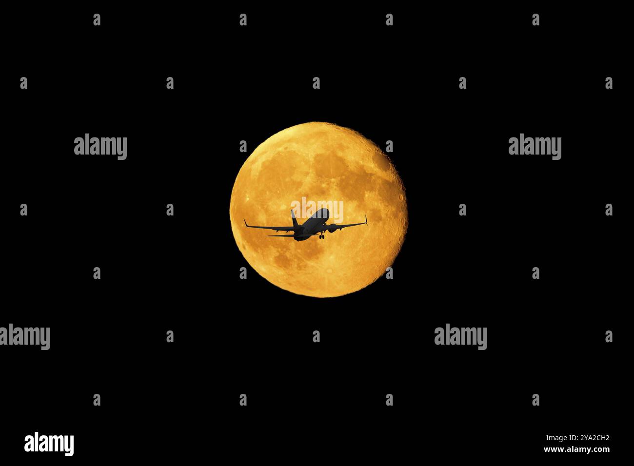 FOTOMONTAGE, Silhouette eines Flugzeugs, das vor einem leuchtenden Vollmond am Nachthimmel fliegt Stockfoto