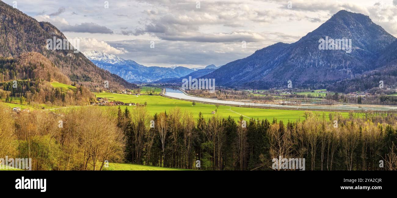 Malerische Landschaft mit Bergen, einem Fluss und dichtem Wald im Frühling, Inn Valley Stockfoto