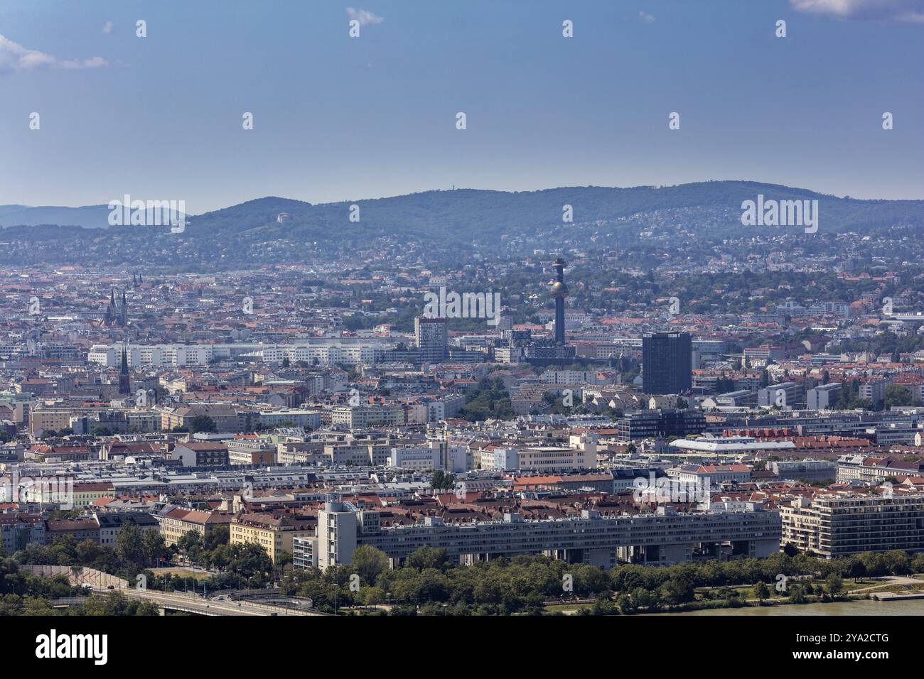 Blick über eine urbane Landschaft vor einem hügeligen Bergpanorama, Wien Stockfoto