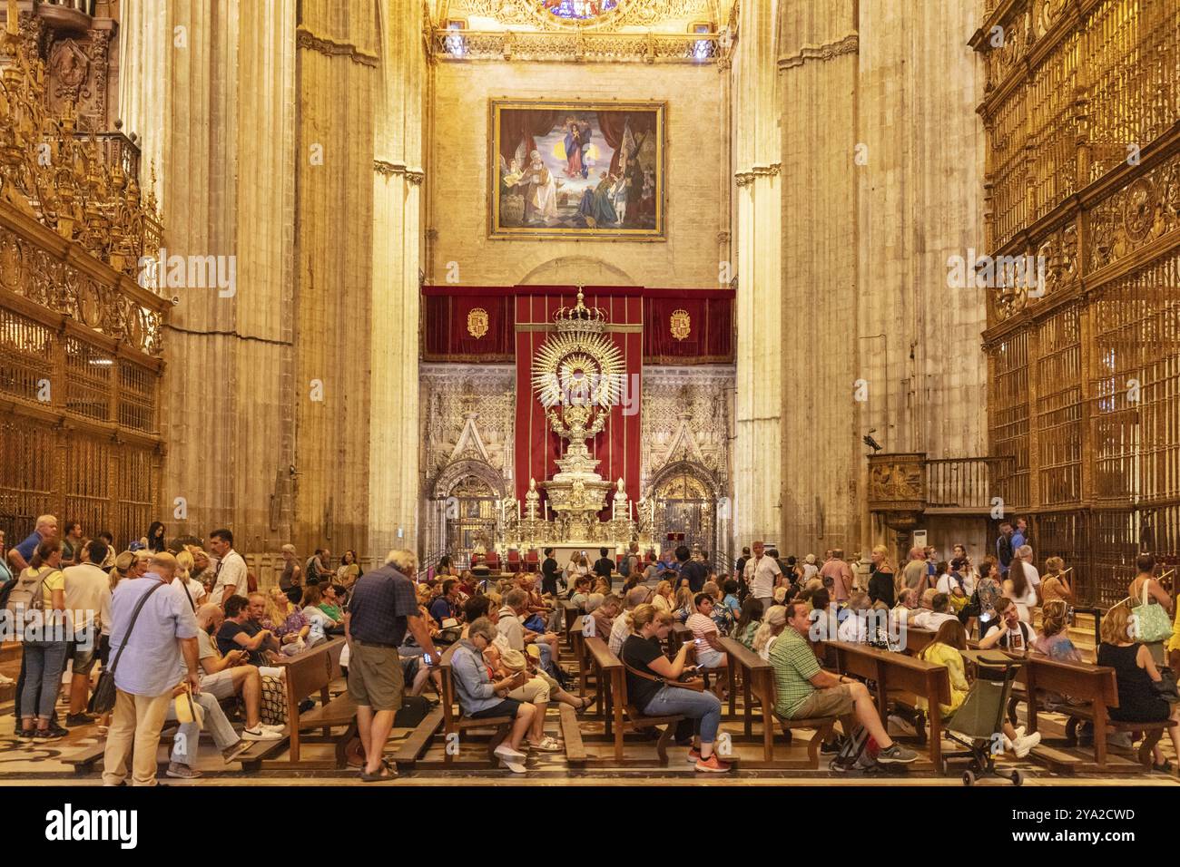 Große Kathedrale mit zahlreichen Besuchern und beeindruckender Dekoration, Sevilla Stockfoto